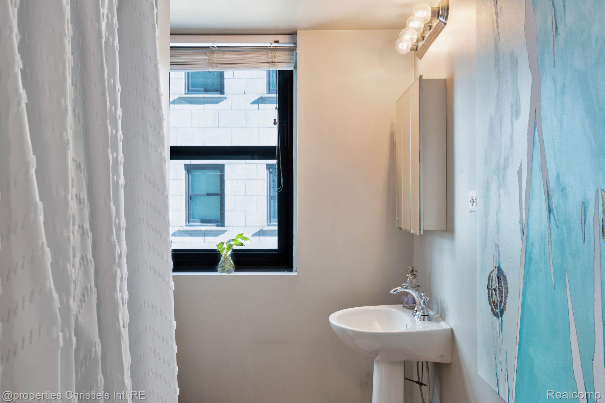 15 E KIRBY Street 710