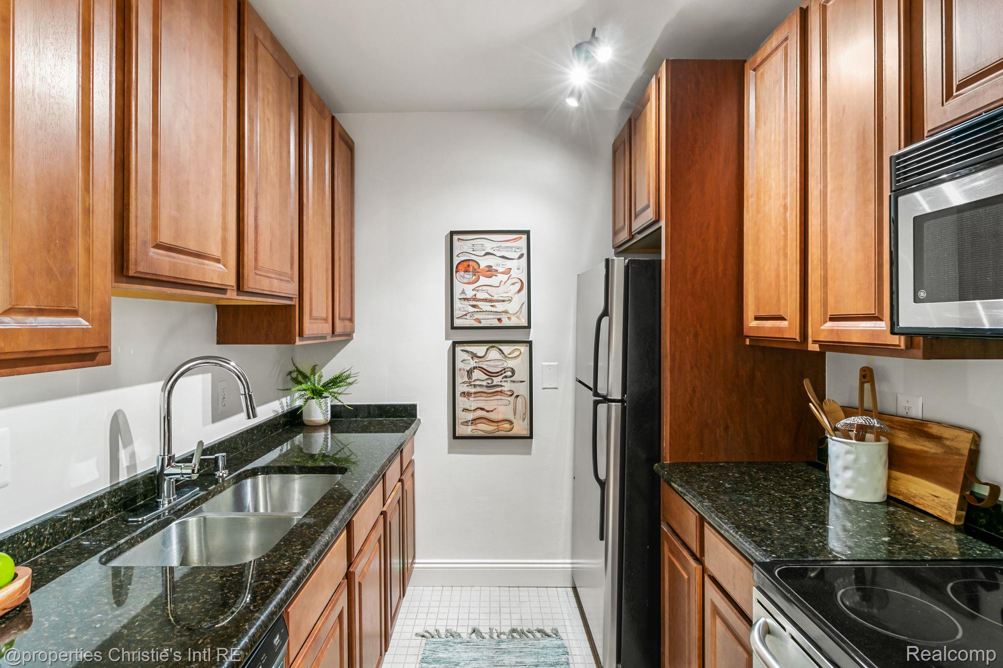 15 E KIRBY Street 914