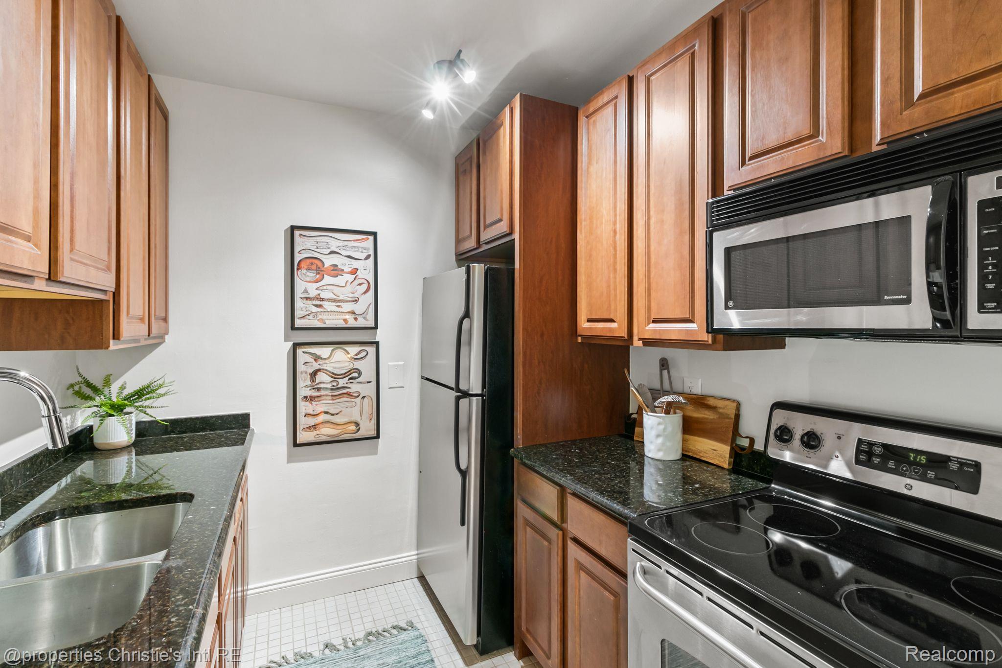 15 E KIRBY Street 914