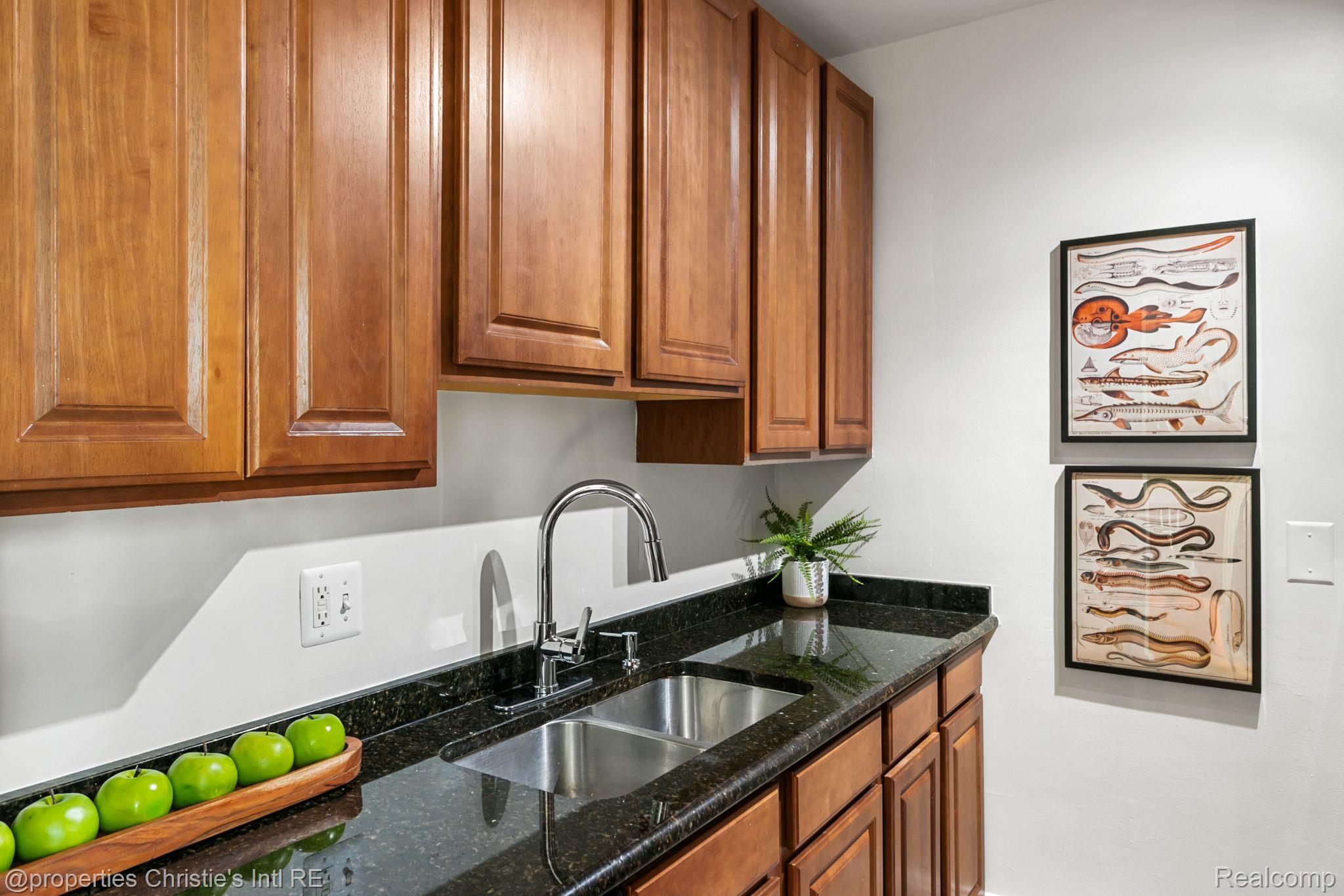 15 E KIRBY Street 914