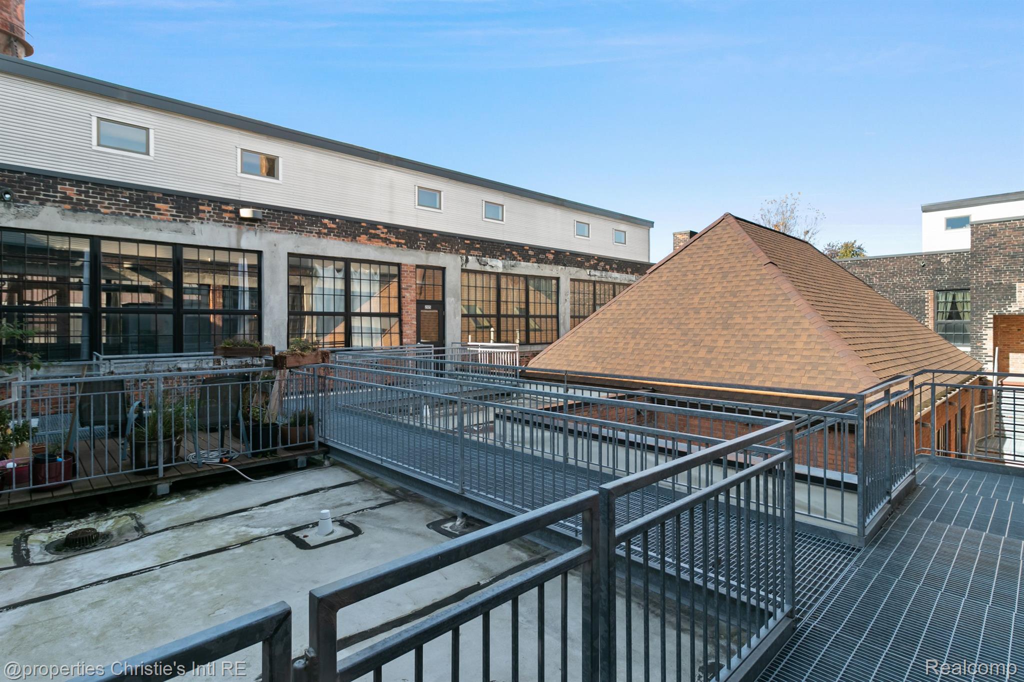 5766 TRUMBULL Street 42-215