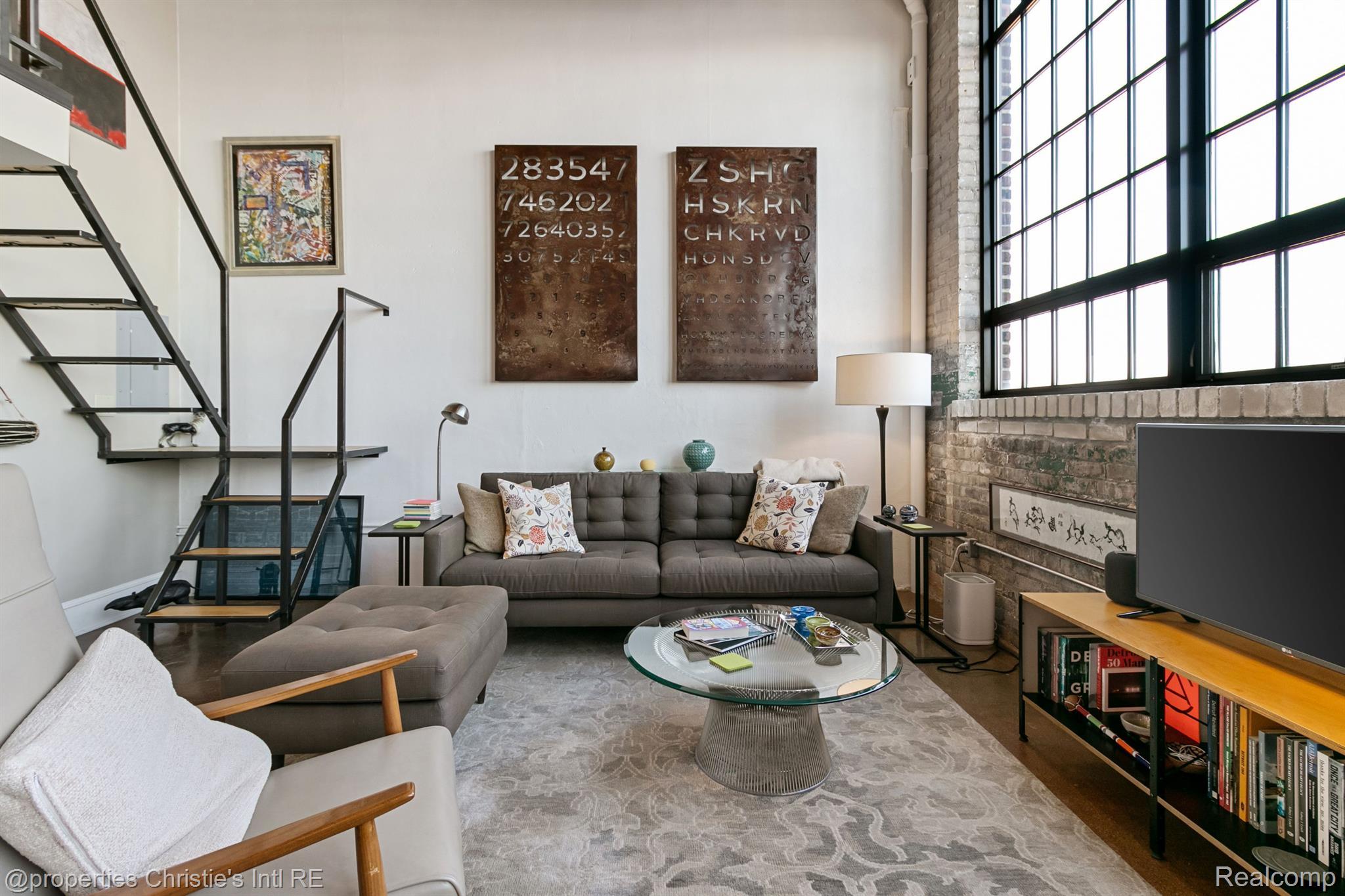 3434 RUSSELL Street 28-205