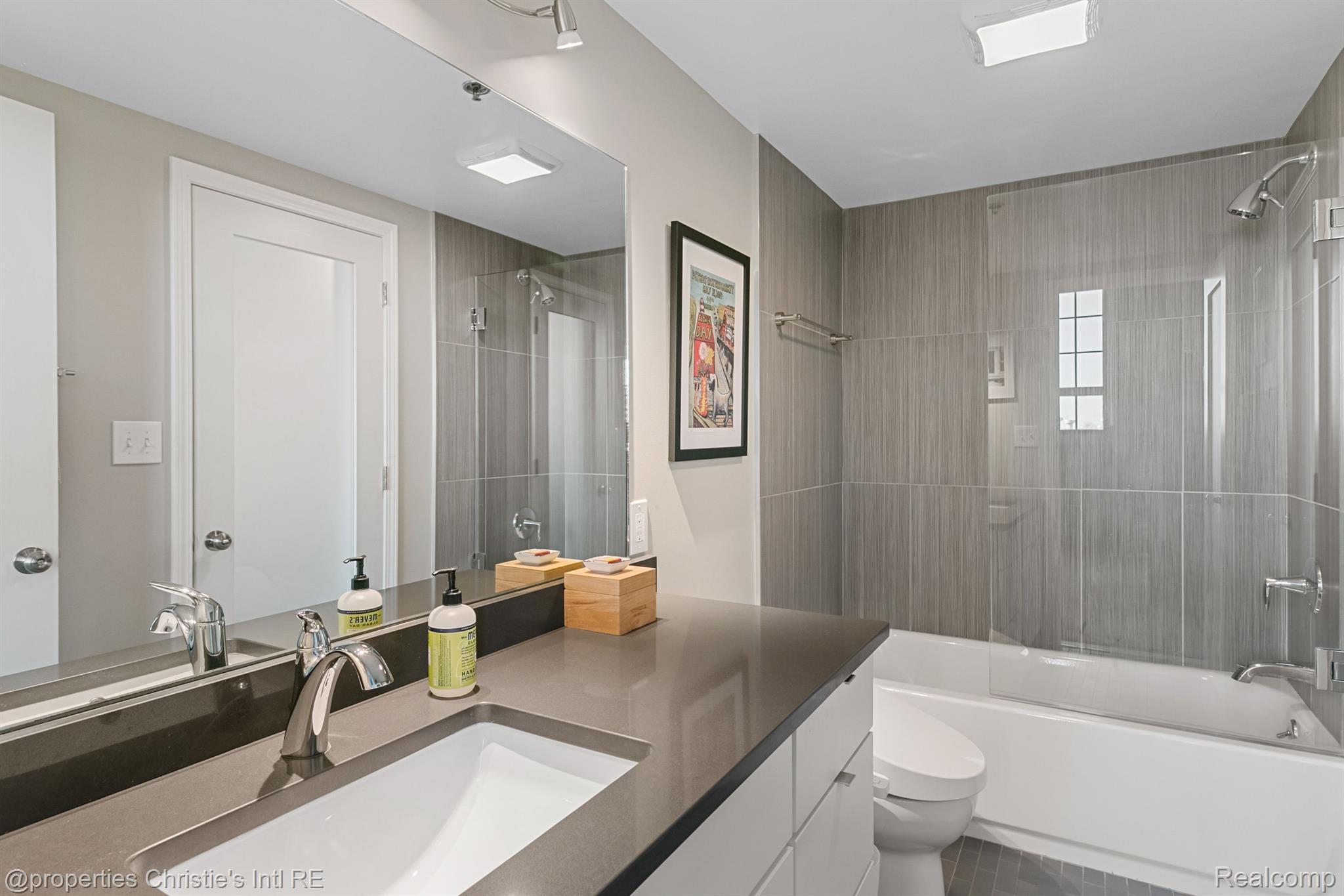 3434 RUSSELL Street 28-205