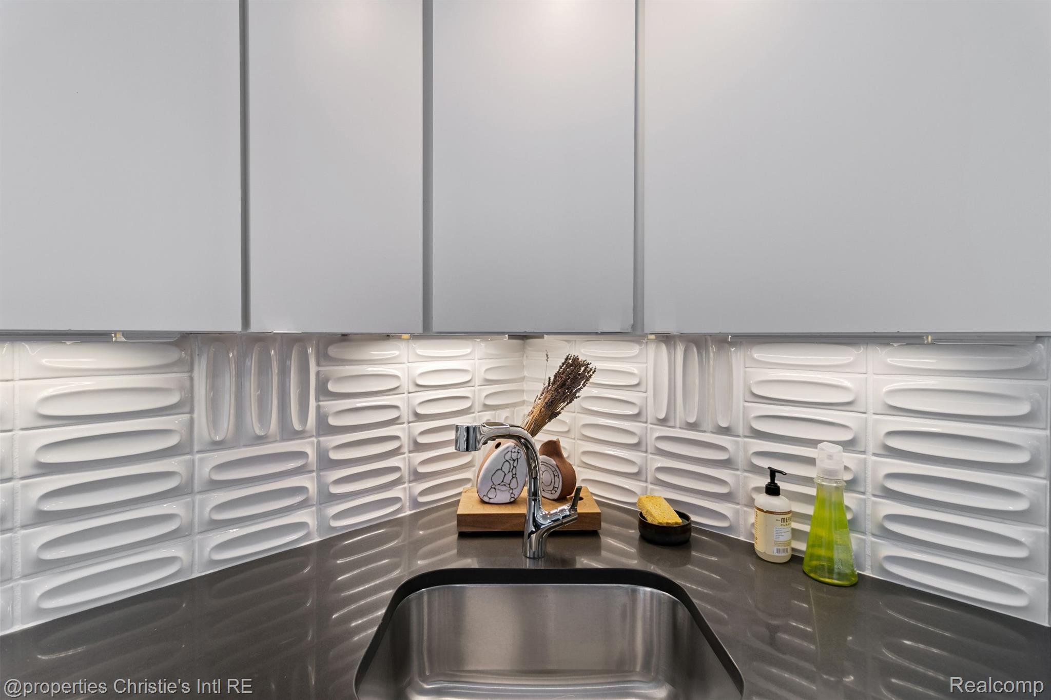3434 RUSSELL Street 28-205