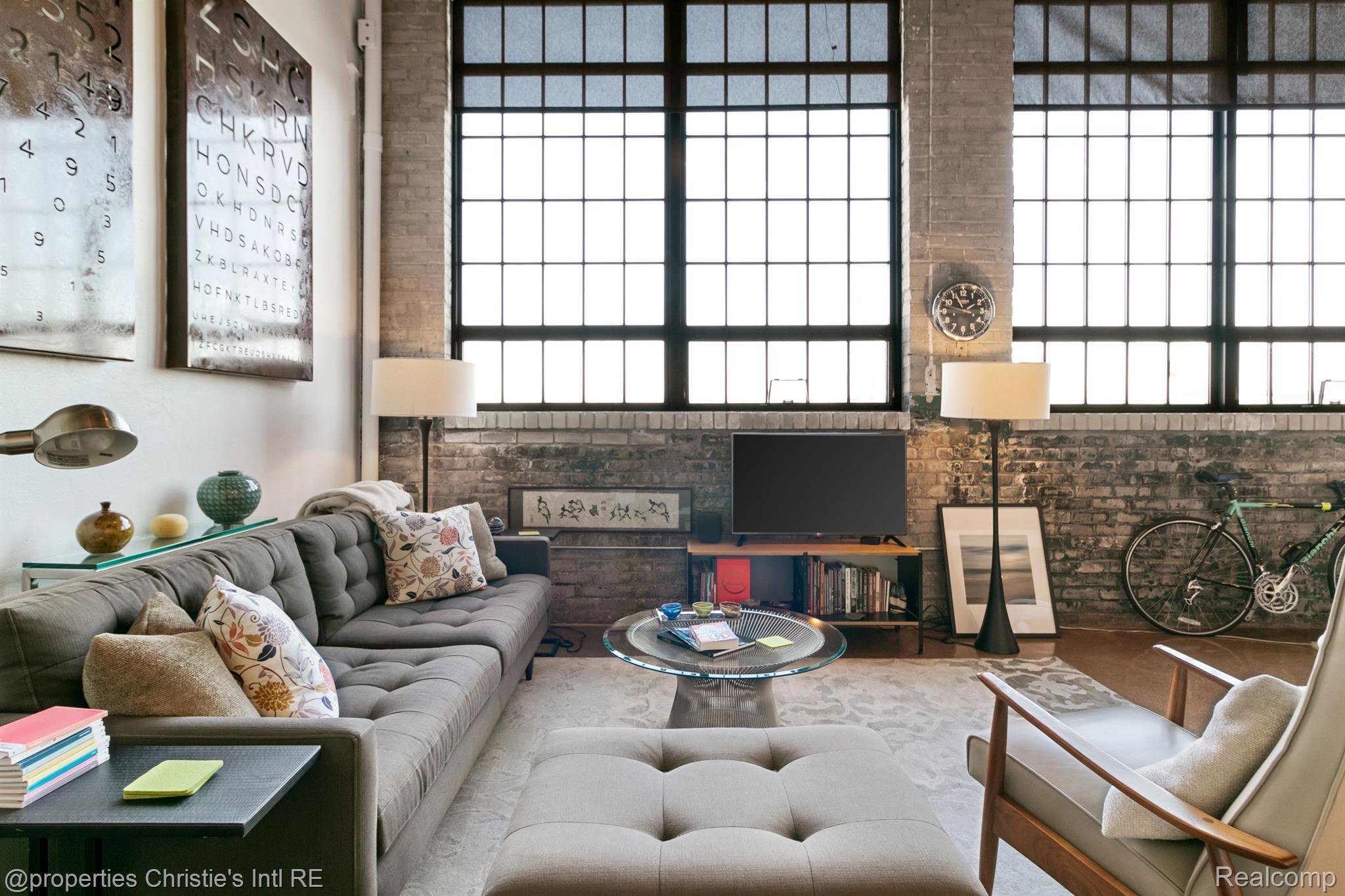 3434 RUSSELL Street 28-205