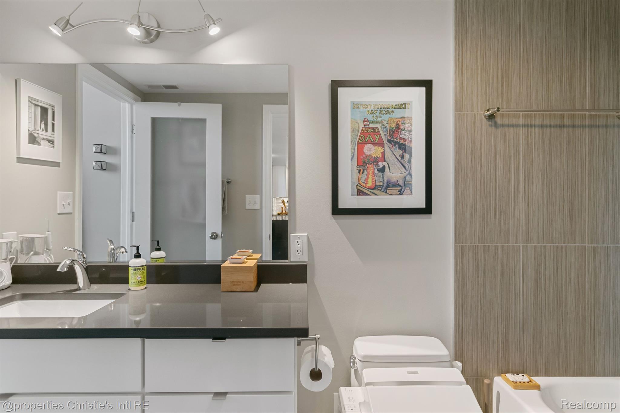 3434 RUSSELL Street 28-205