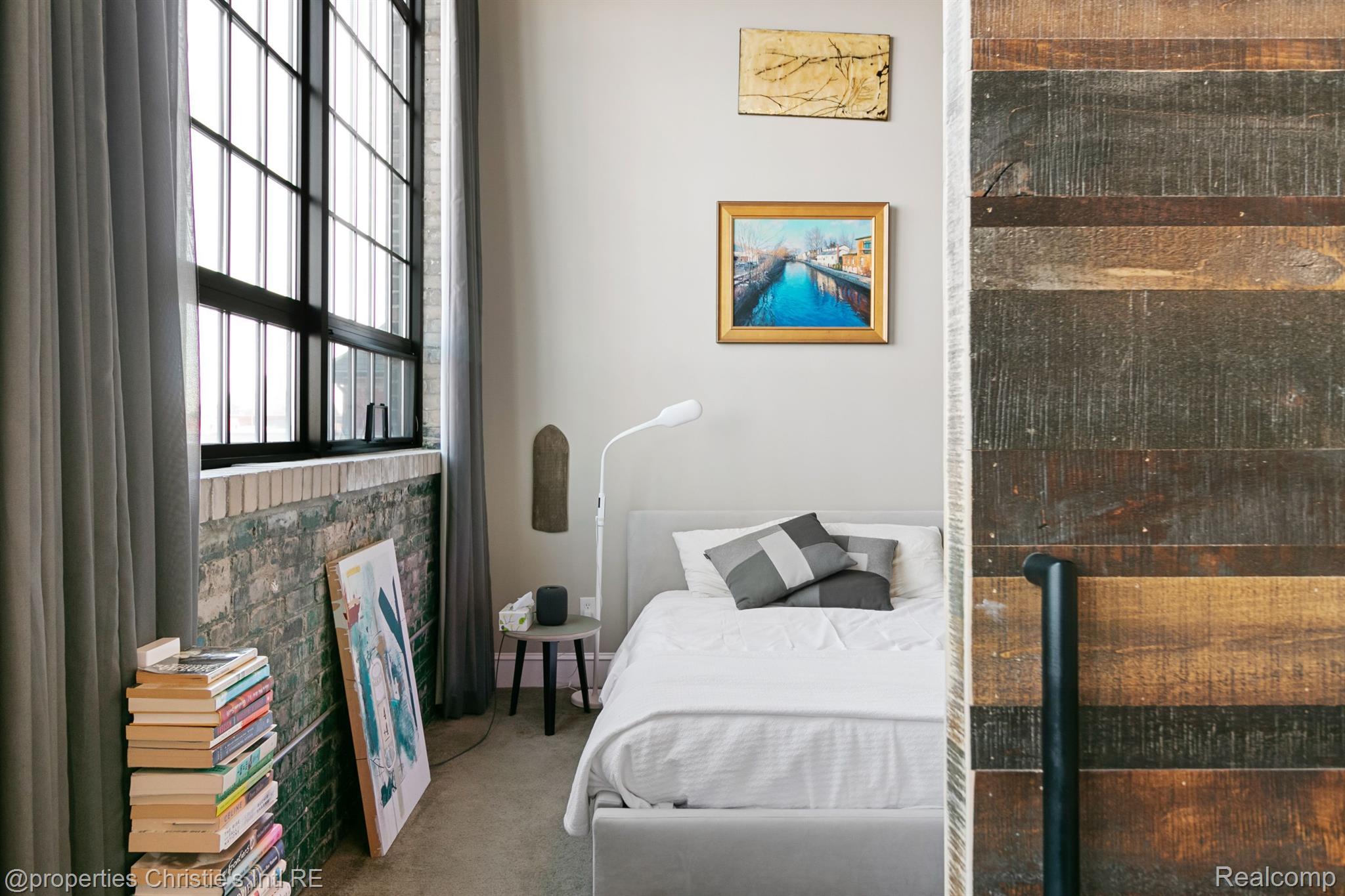 3434 RUSSELL Street 28-205