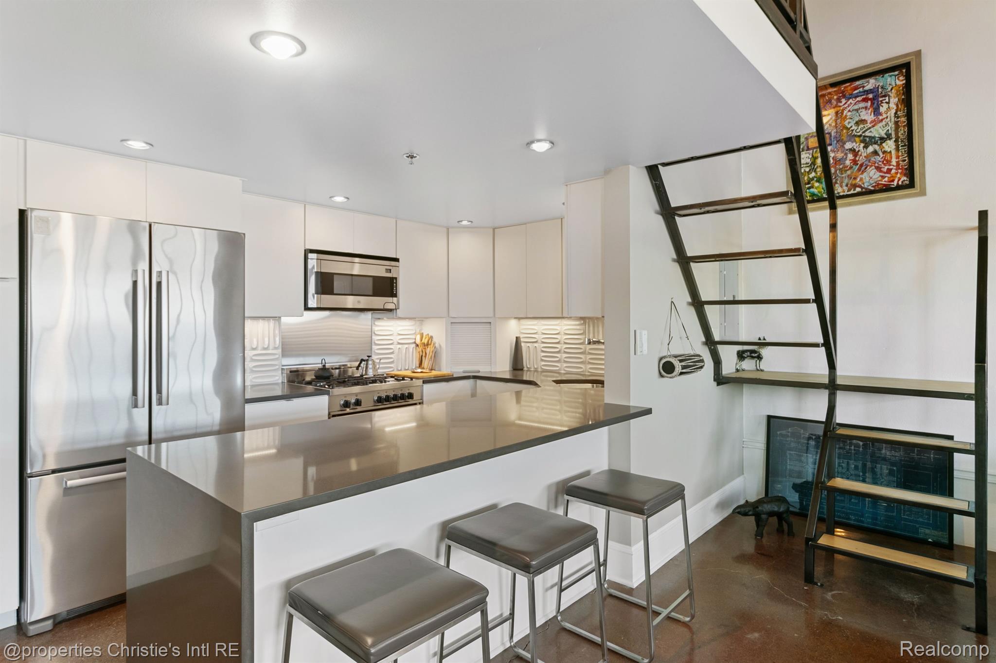 3434 RUSSELL Street 28-205