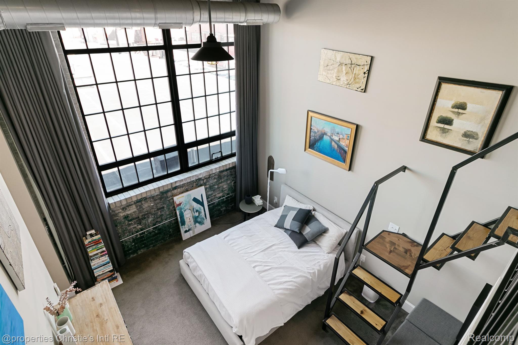 3434 RUSSELL Street 28-205
