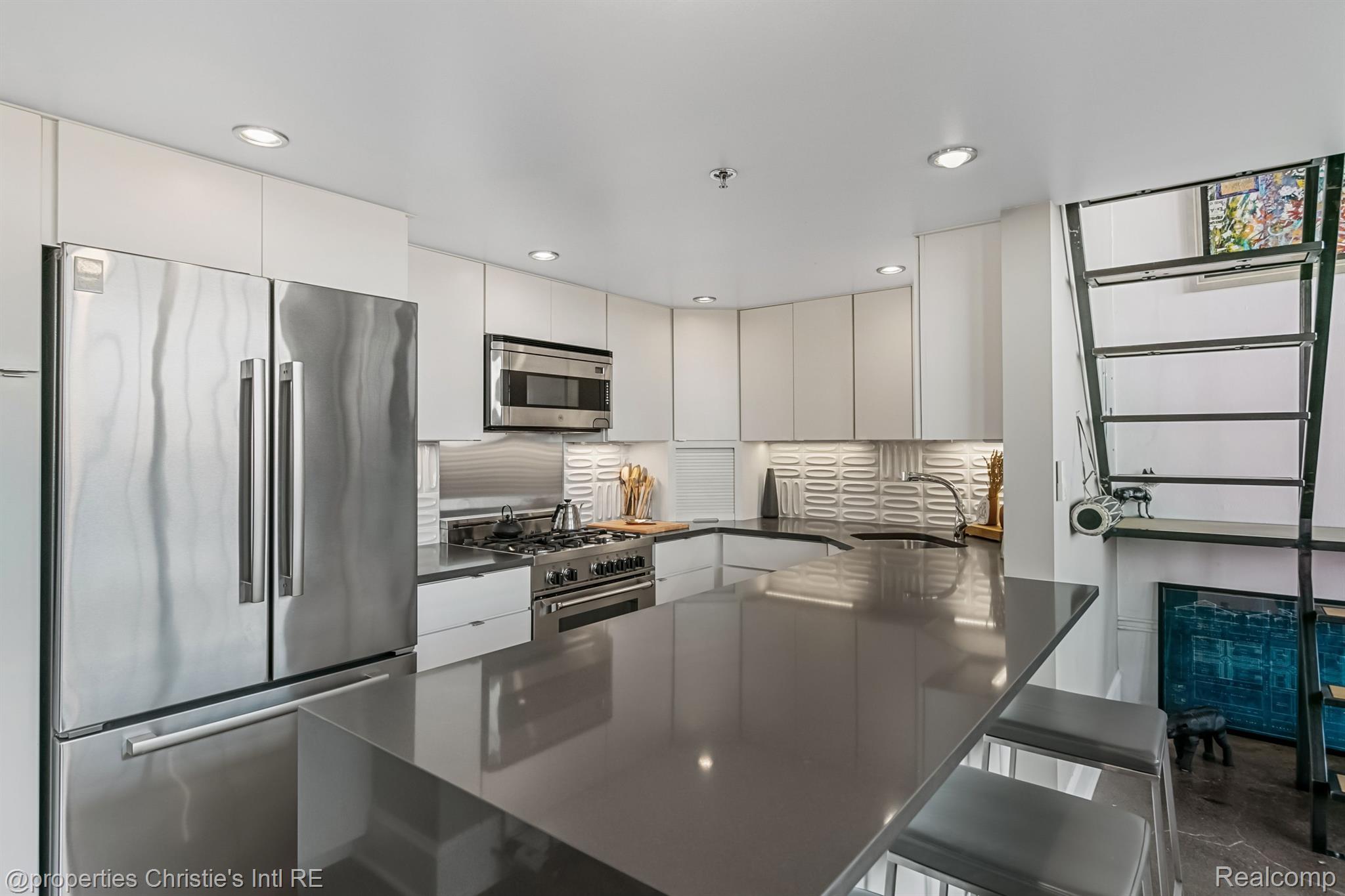3434 RUSSELL Street 28-205