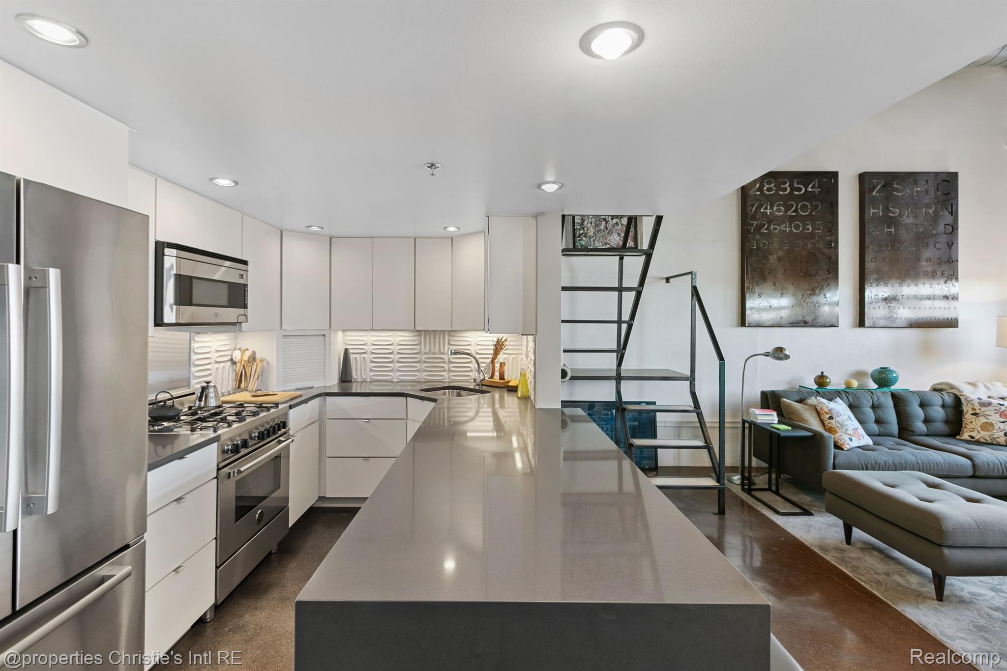 3434 RUSSELL Street 28-205