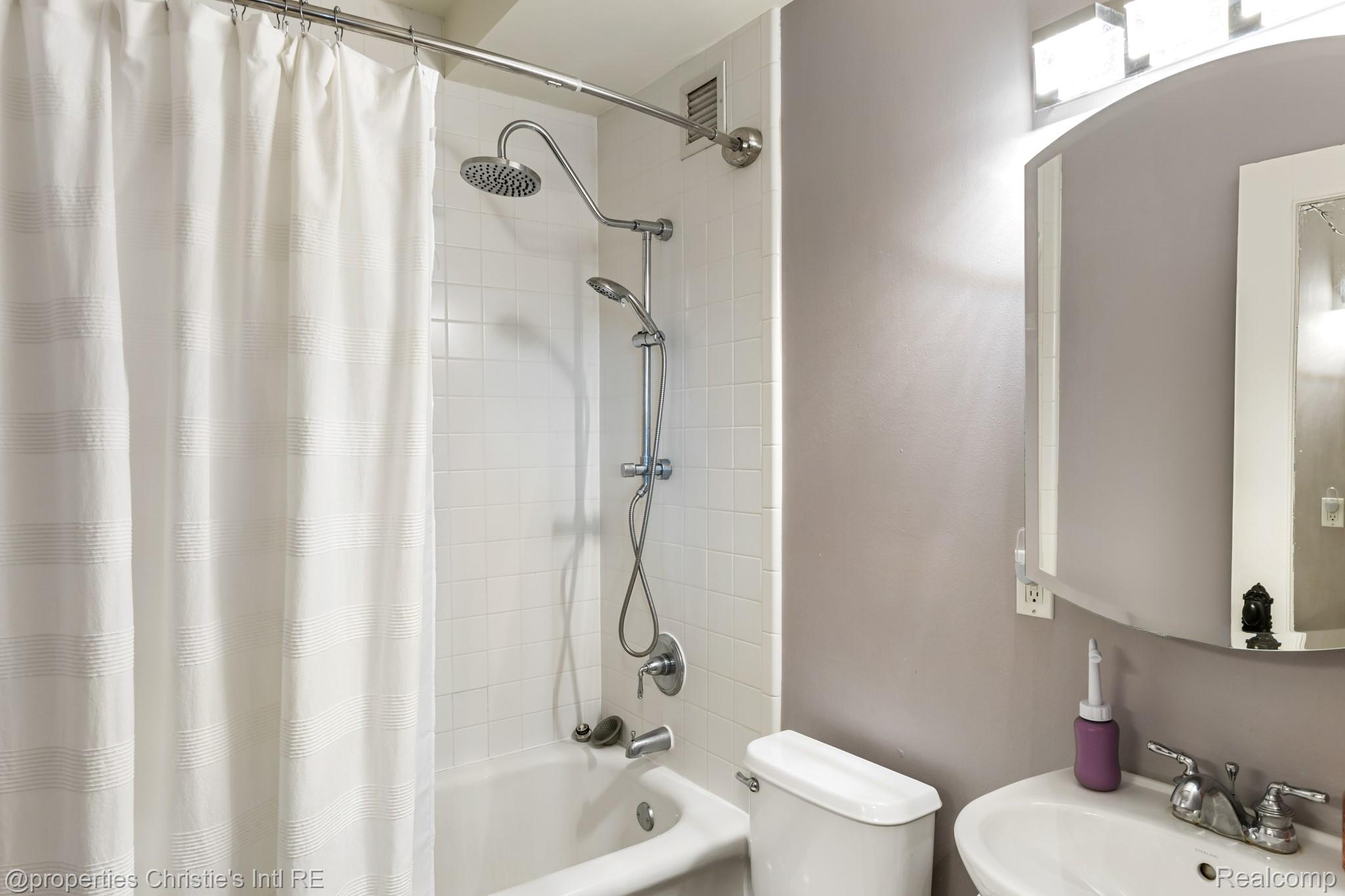 15 E Kirby Street 826