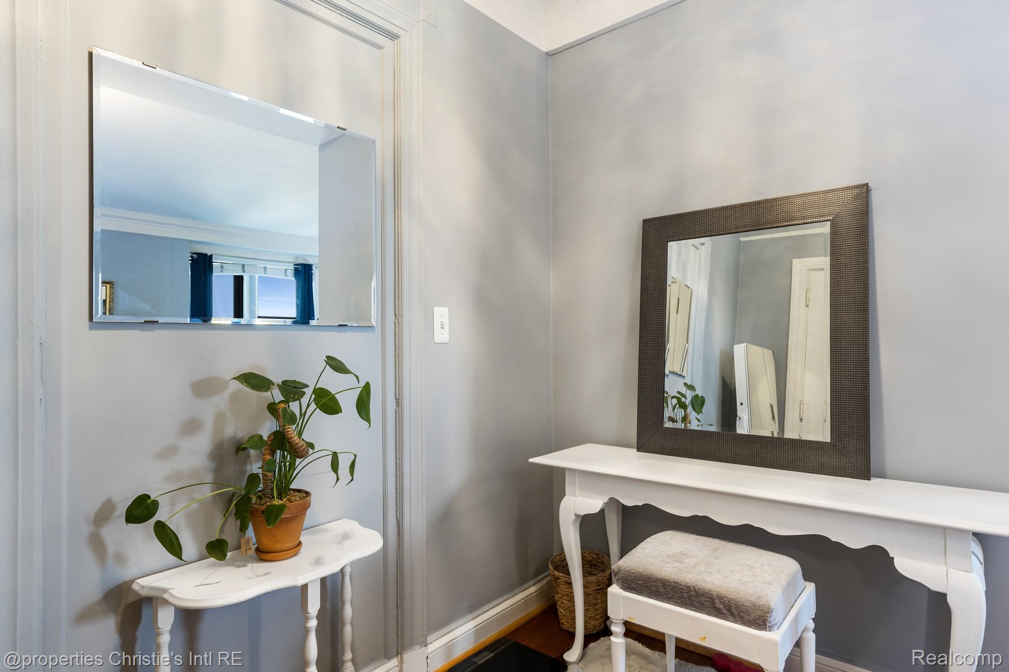 15 E Kirby Street 826