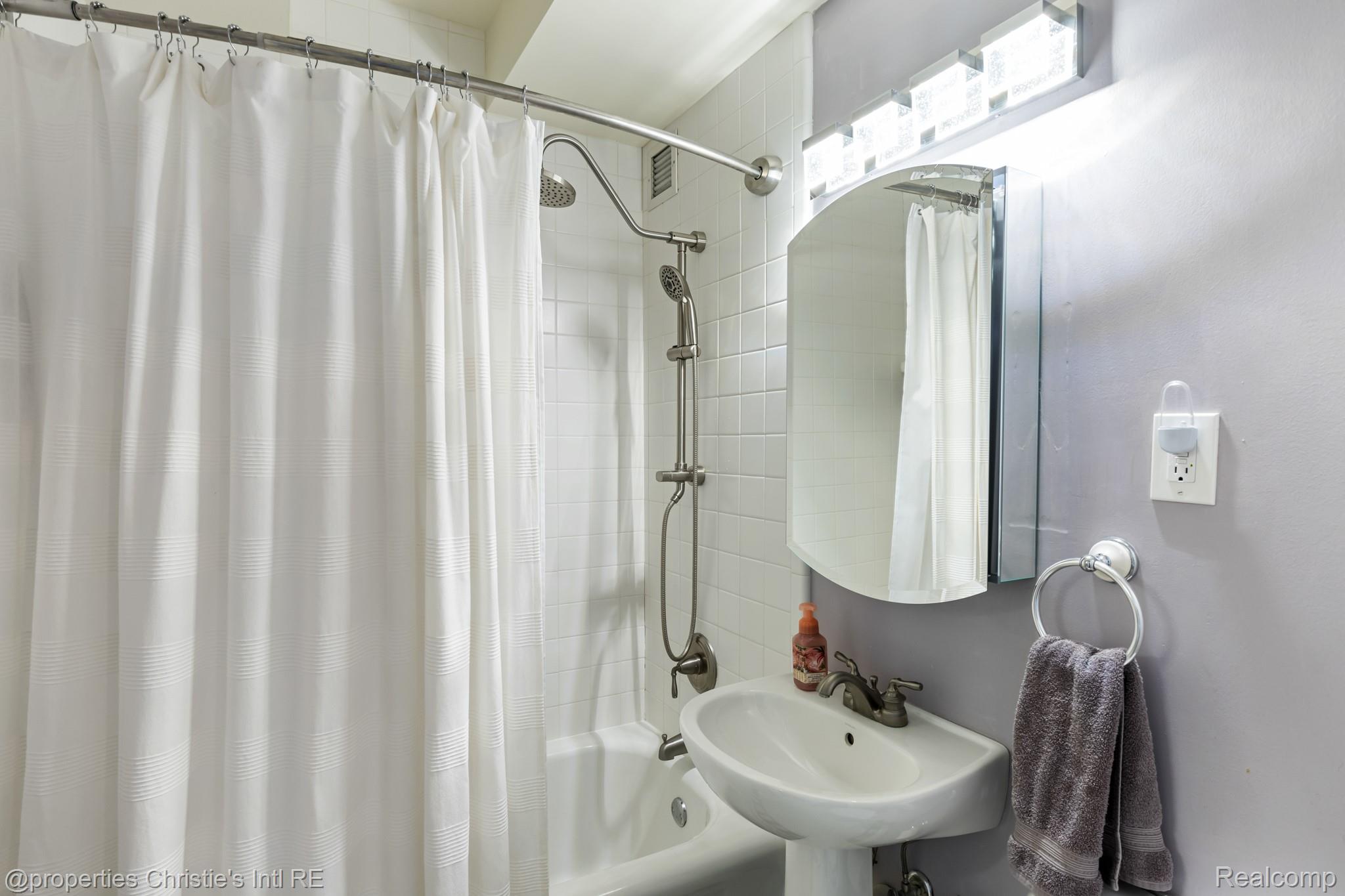 15 E Kirby Street 826