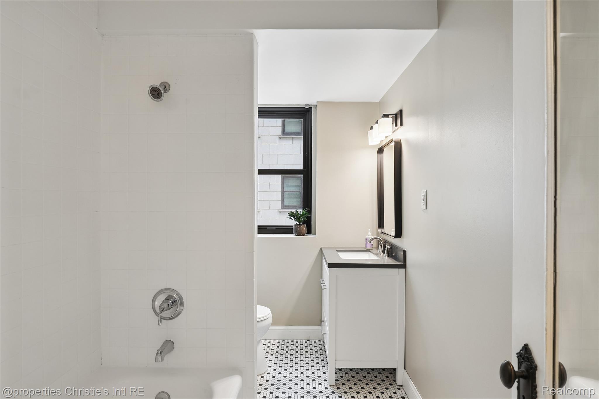 15 E Kirby Street 810