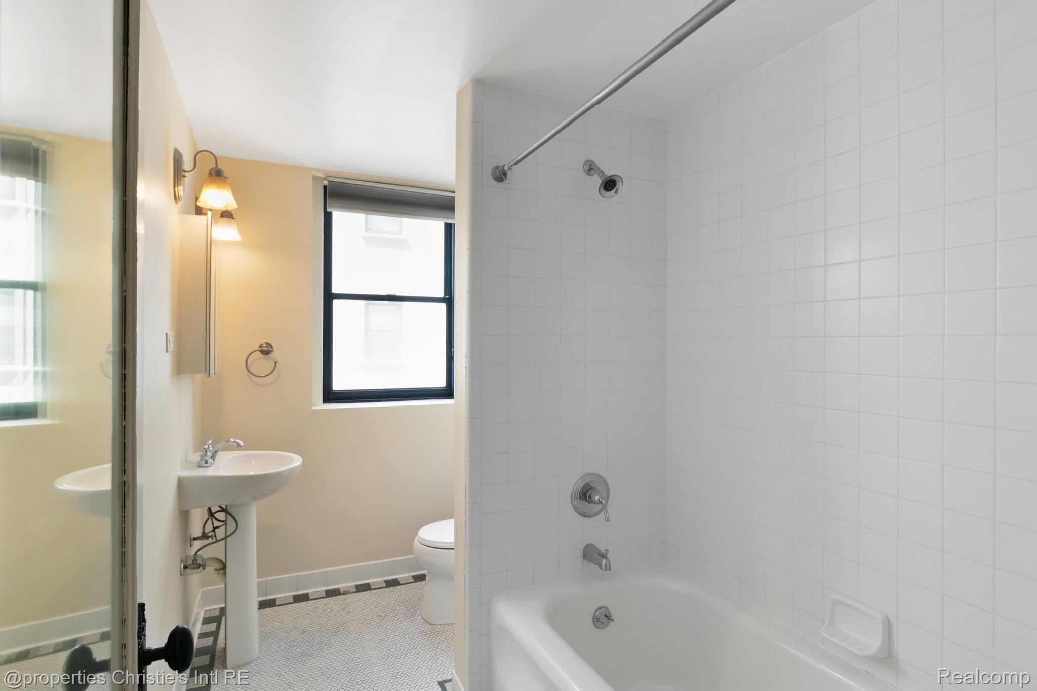 15 E Kirby Street 811