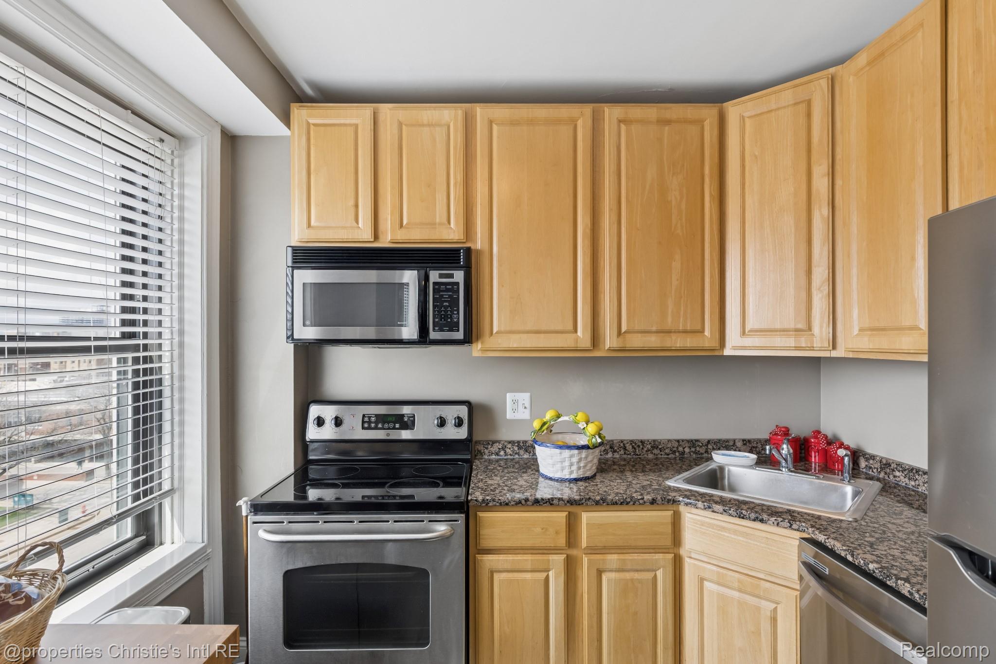15 E Kirby Street 420