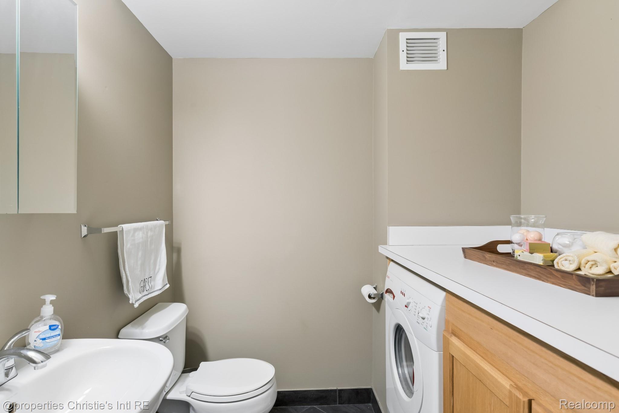 15 E Kirby Street 420