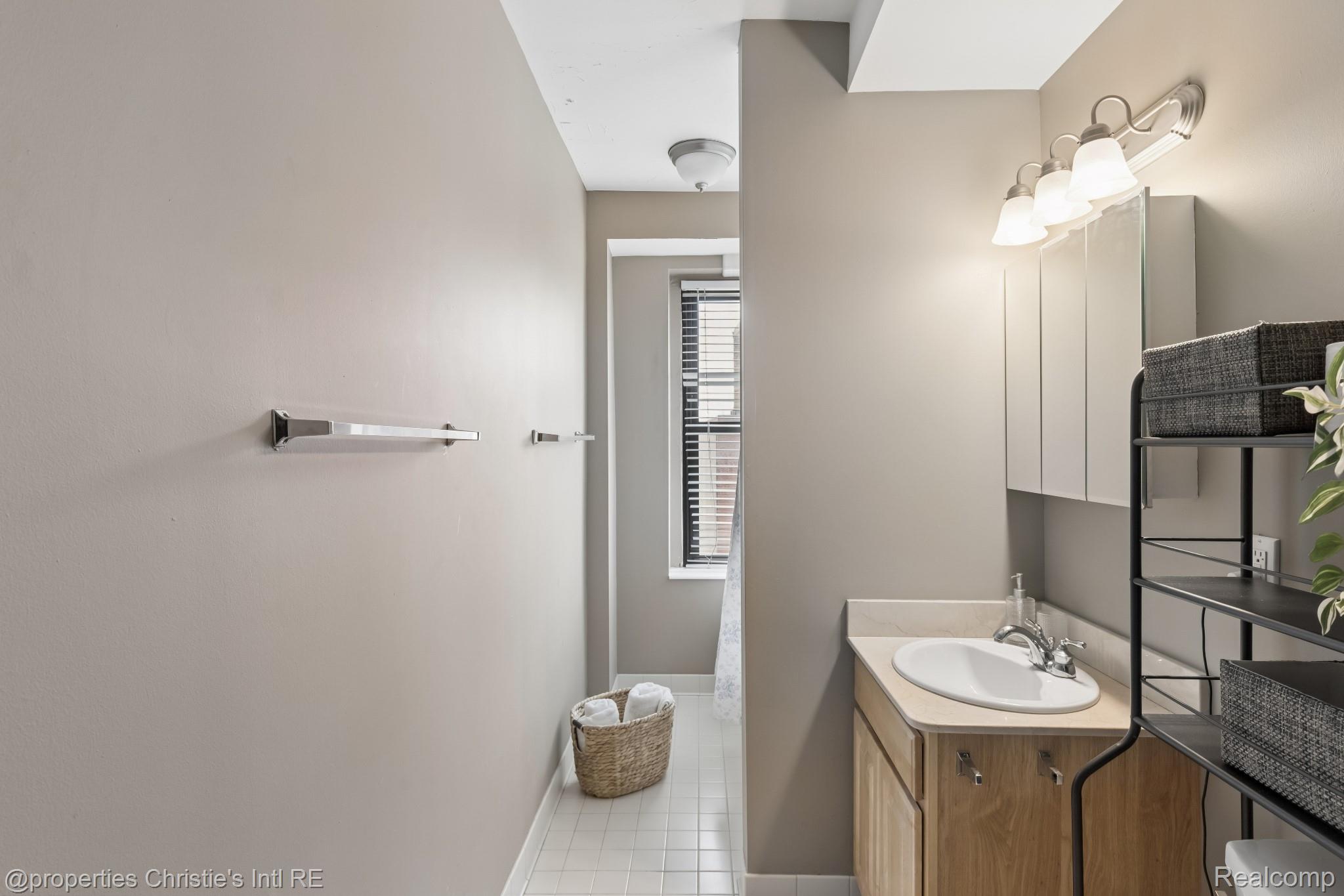 15 E Kirby Street 420