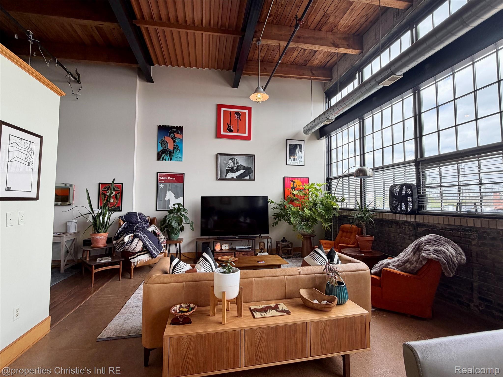 3434 RUSSELL Street 27-207