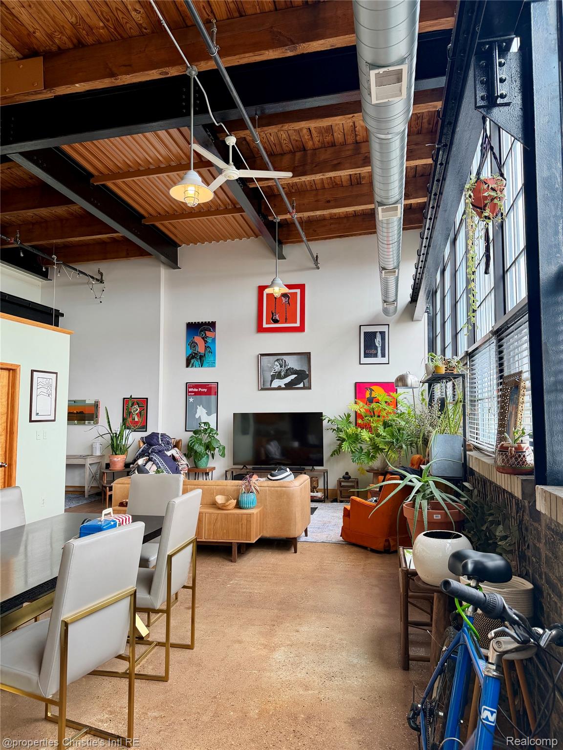 3434 RUSSELL Street 27-207