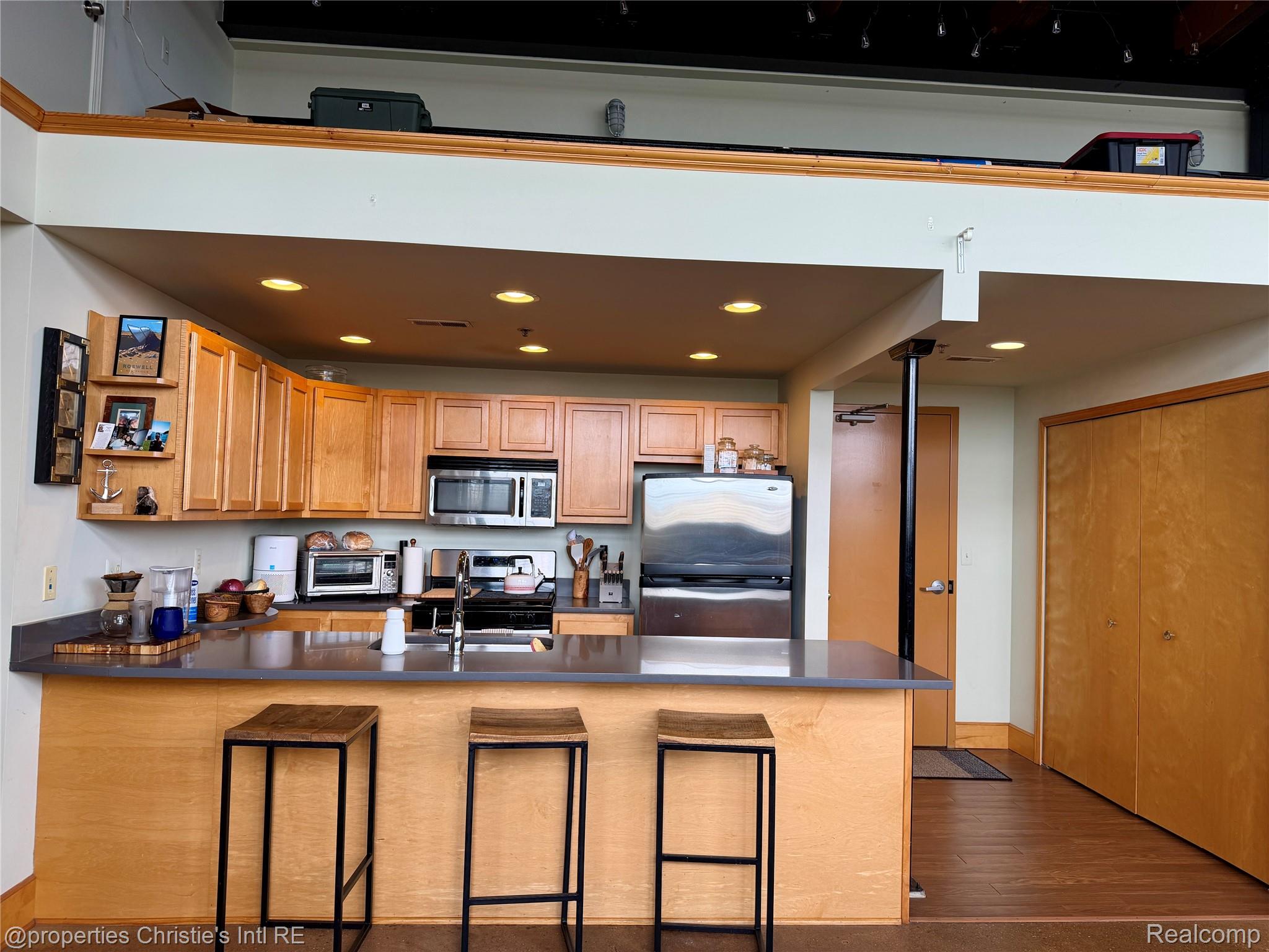 3434 RUSSELL Street 27-207