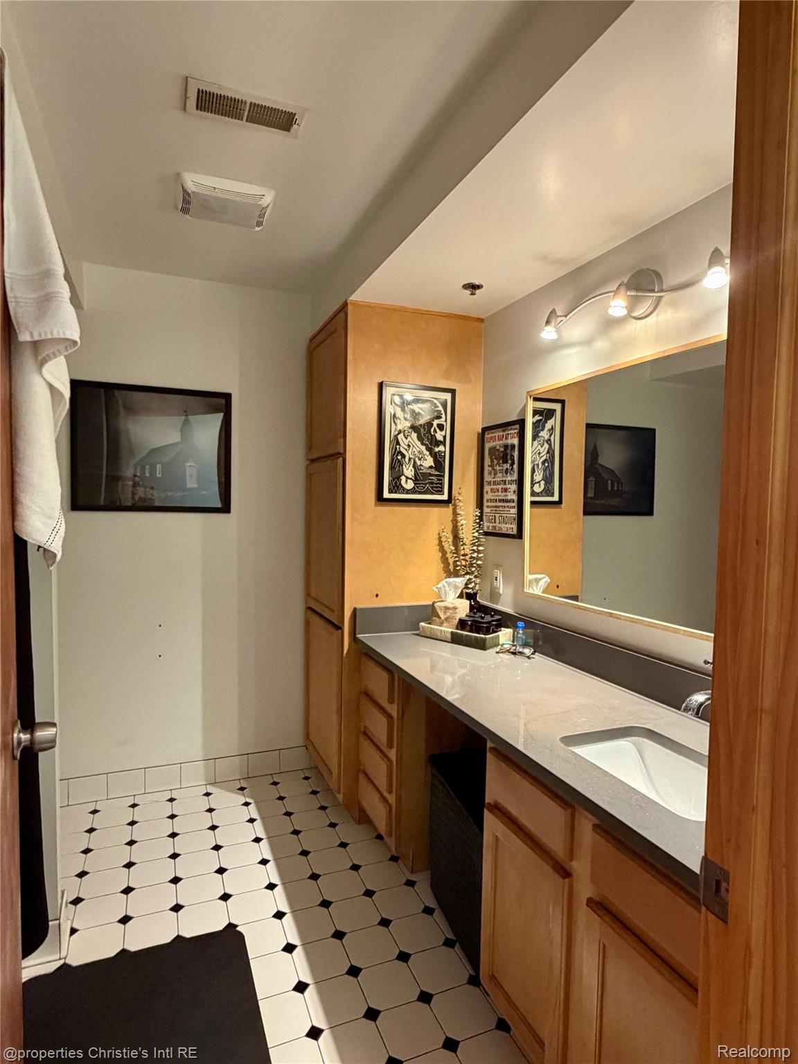3434 RUSSELL Street 27-207