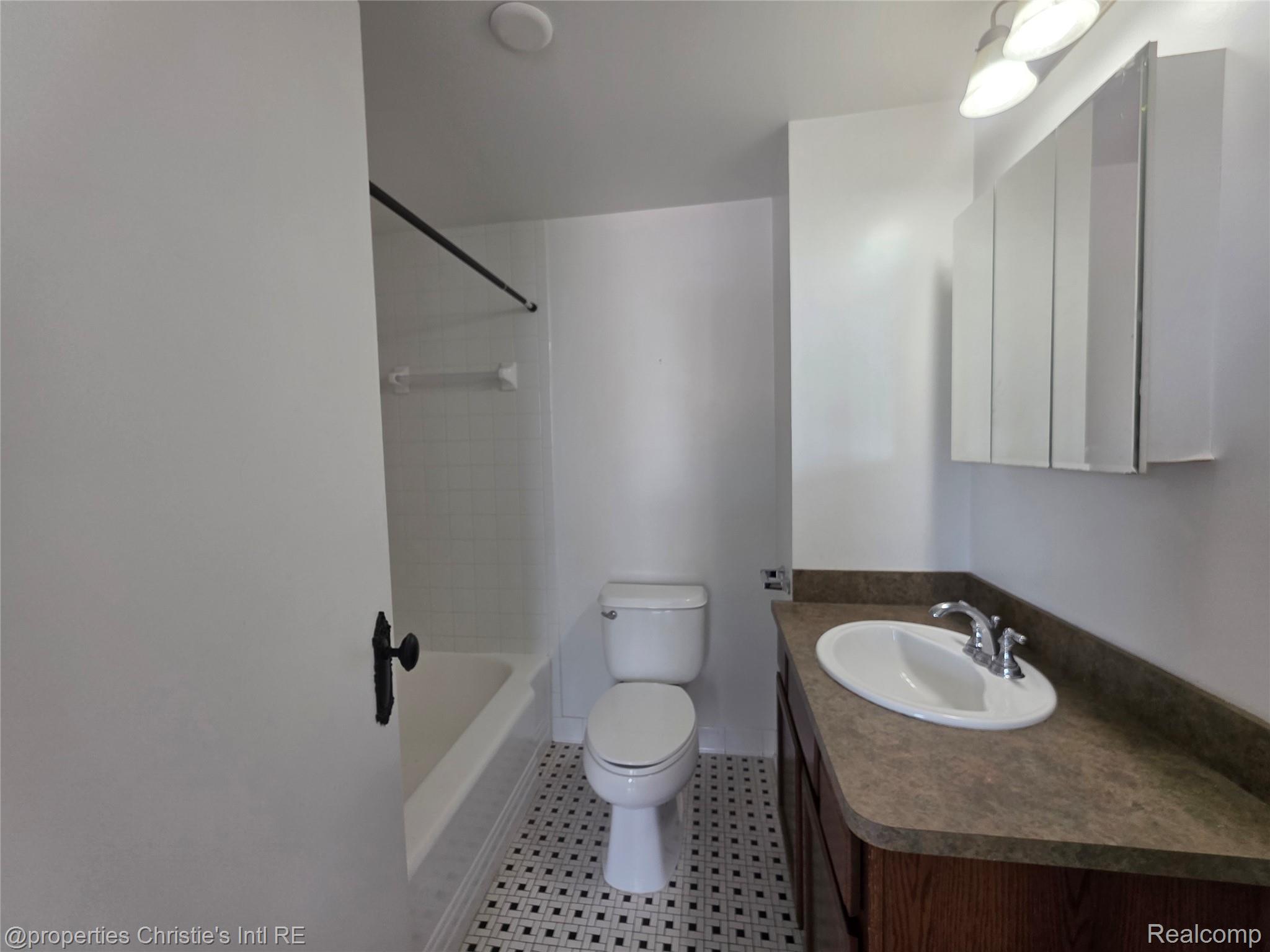 15 E KIRBY Street 829