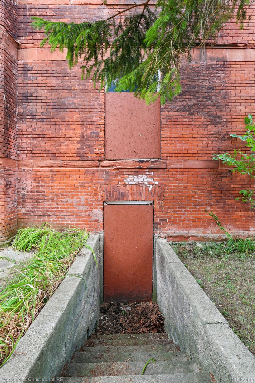 255 E Ferry Street