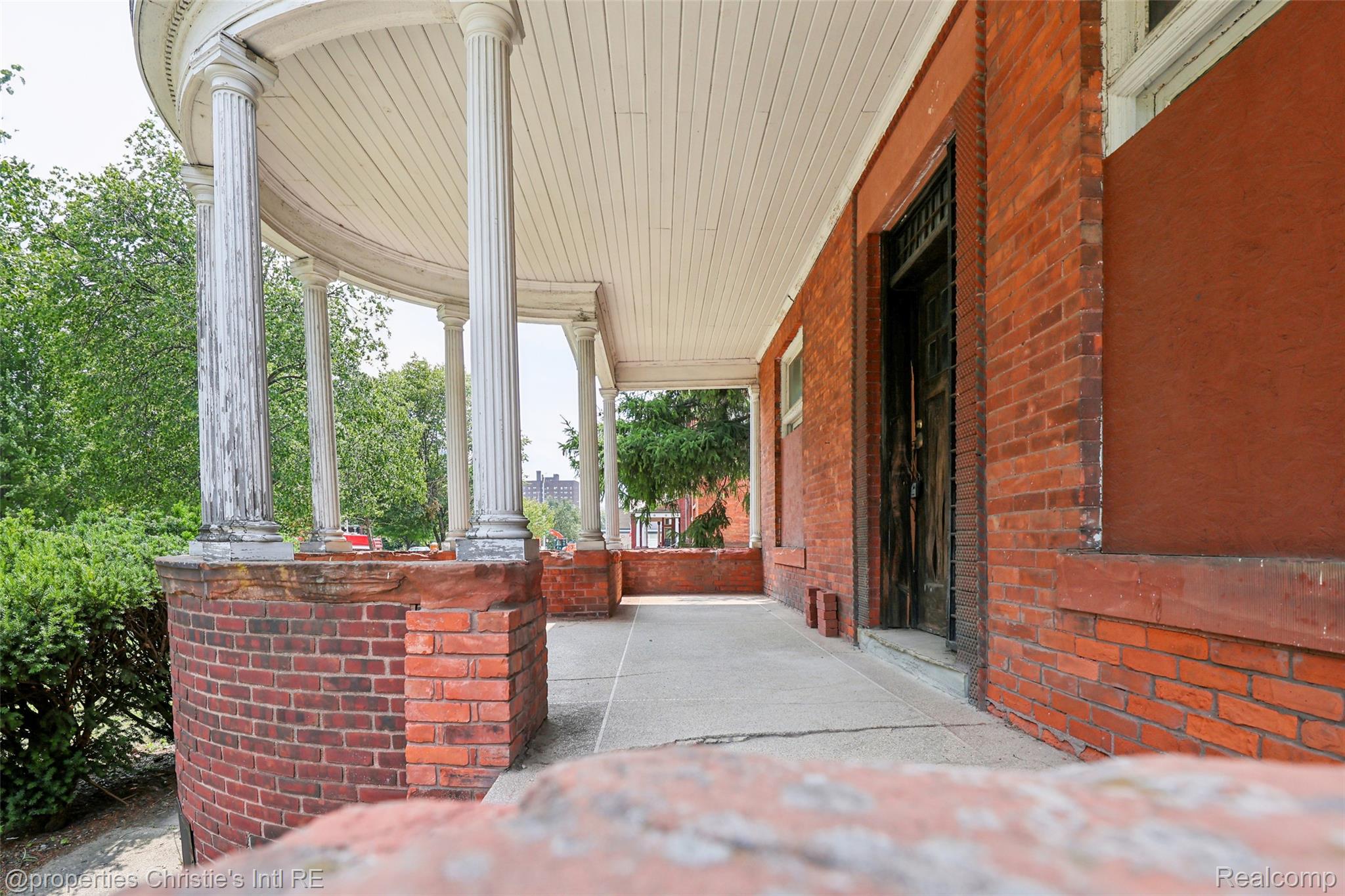 255 E Ferry Street