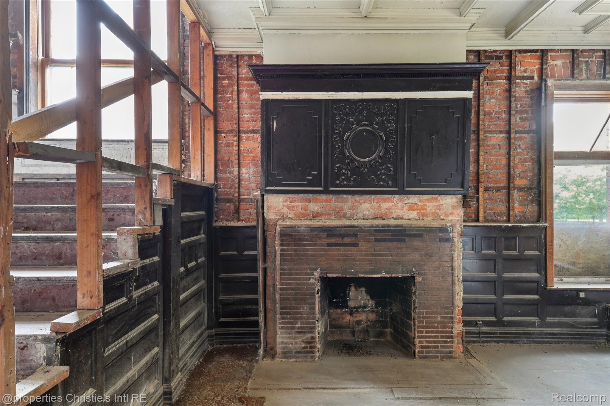255 E Ferry Street