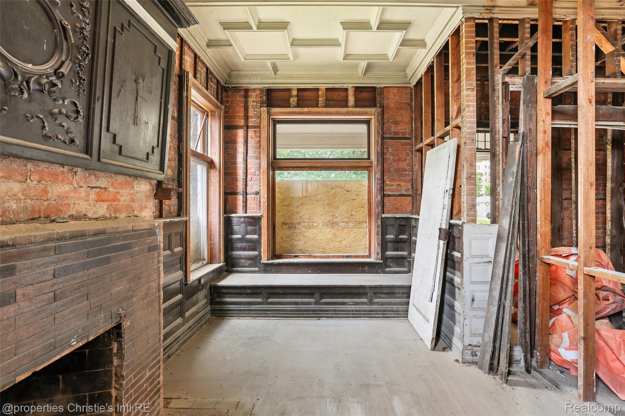 255 E Ferry Street