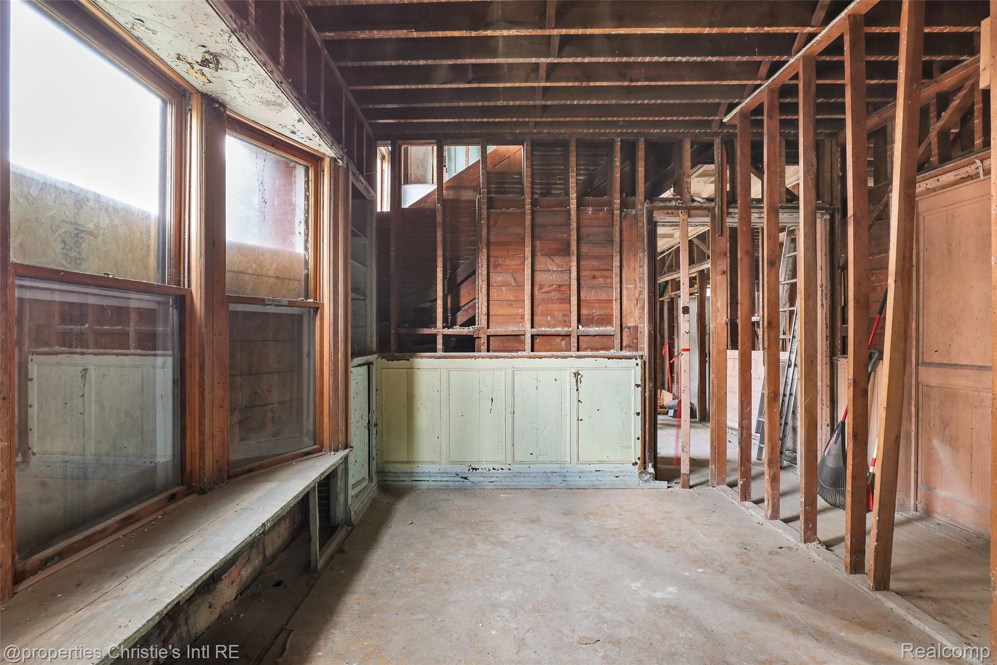 255 E Ferry Street