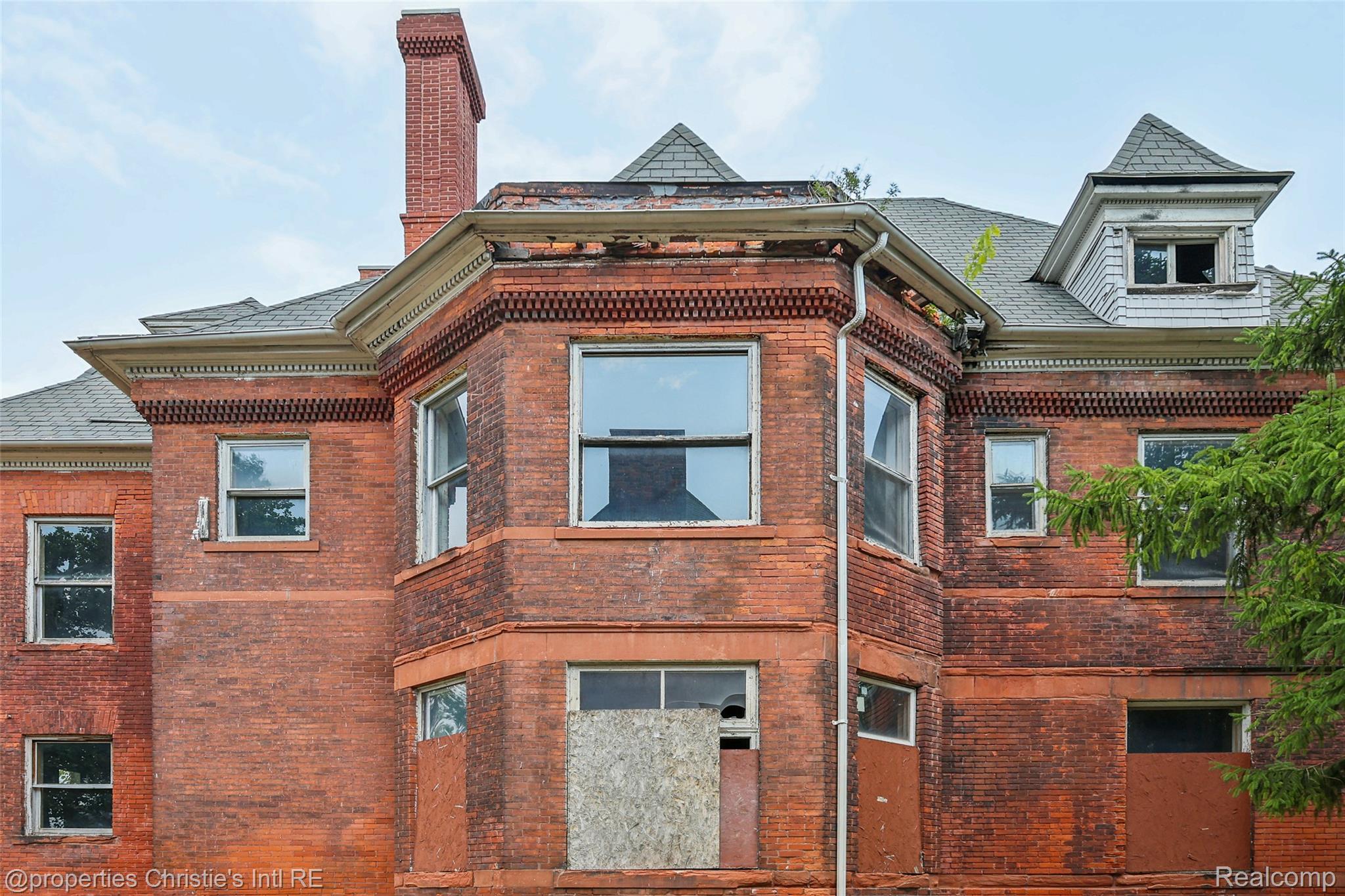 255 E Ferry Street
