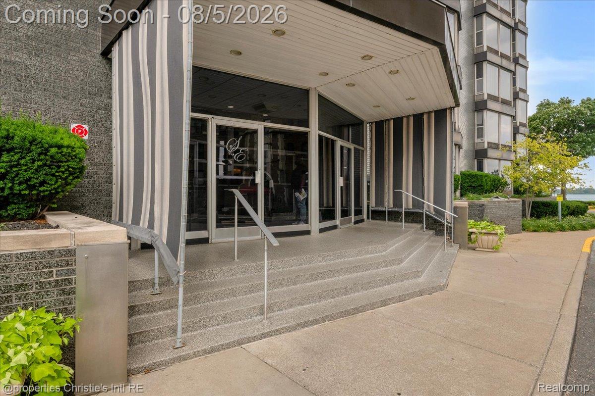 8200 E Jefferson Avenue