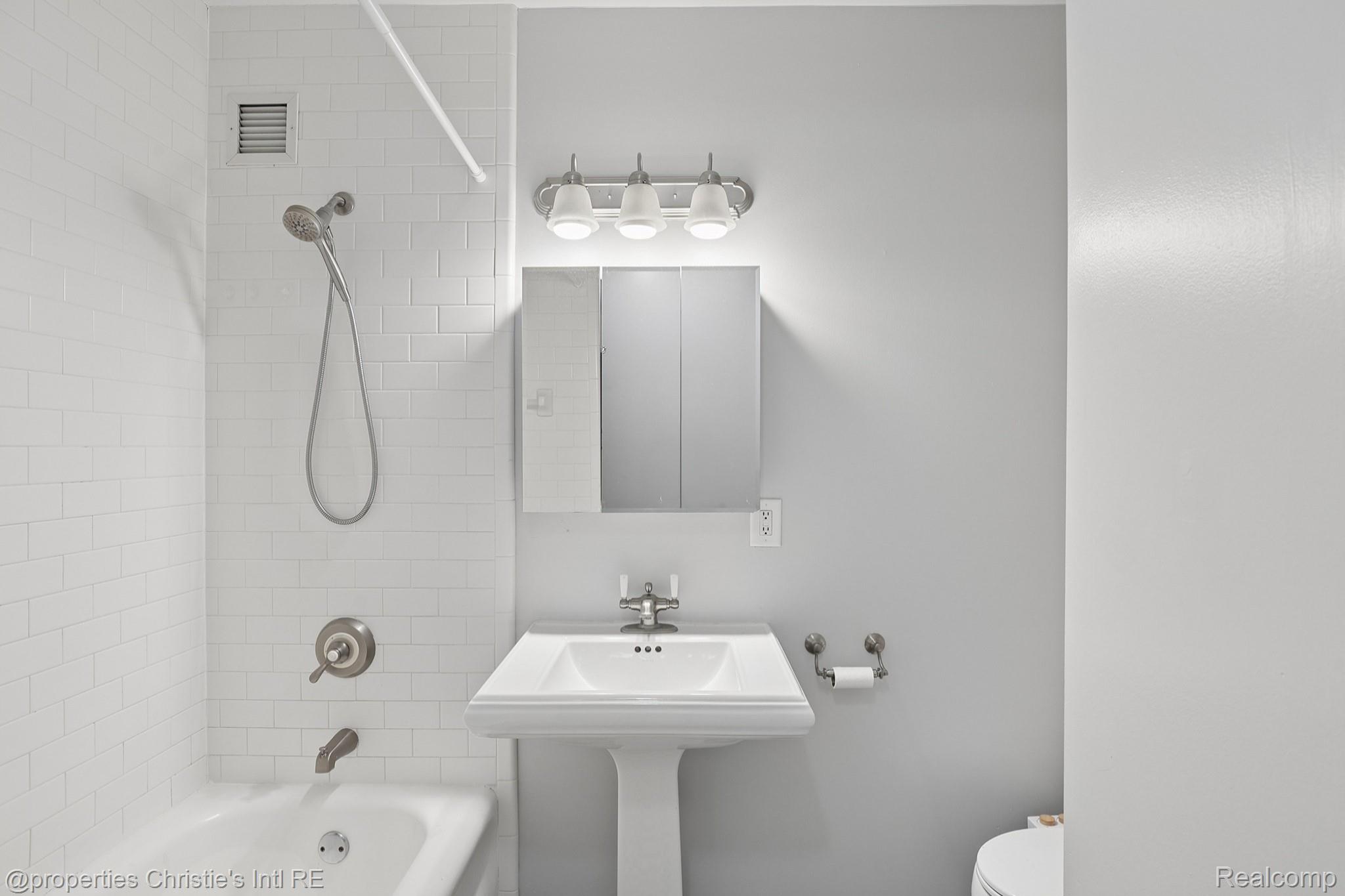 15 E Kirby Street Unit: 1223
