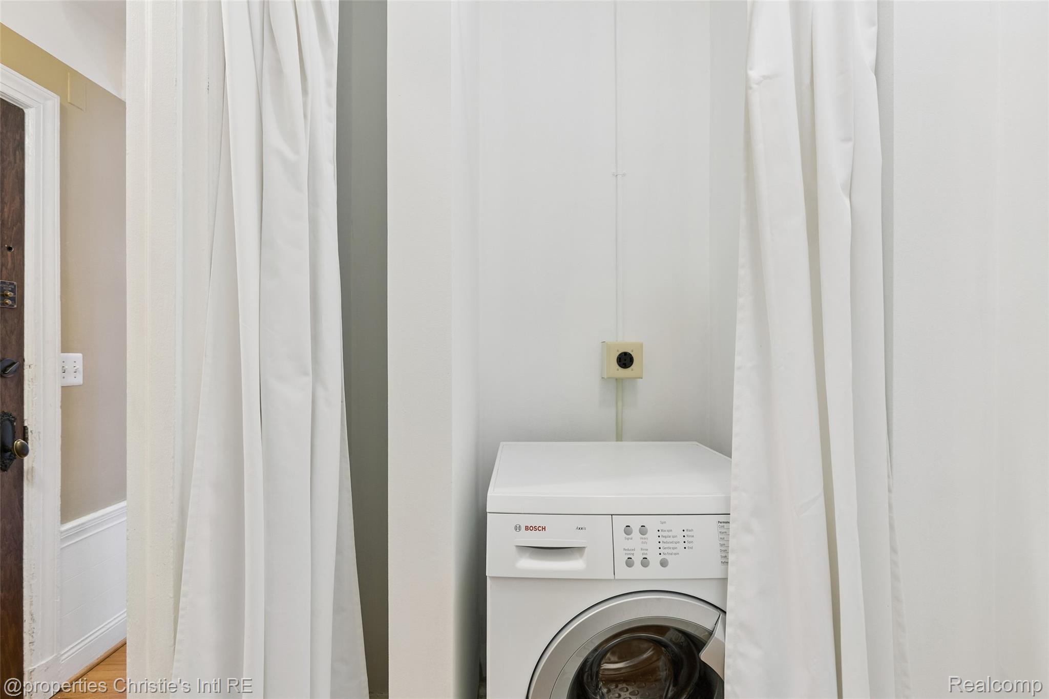 15 E Kirby Street Unit: 1107
