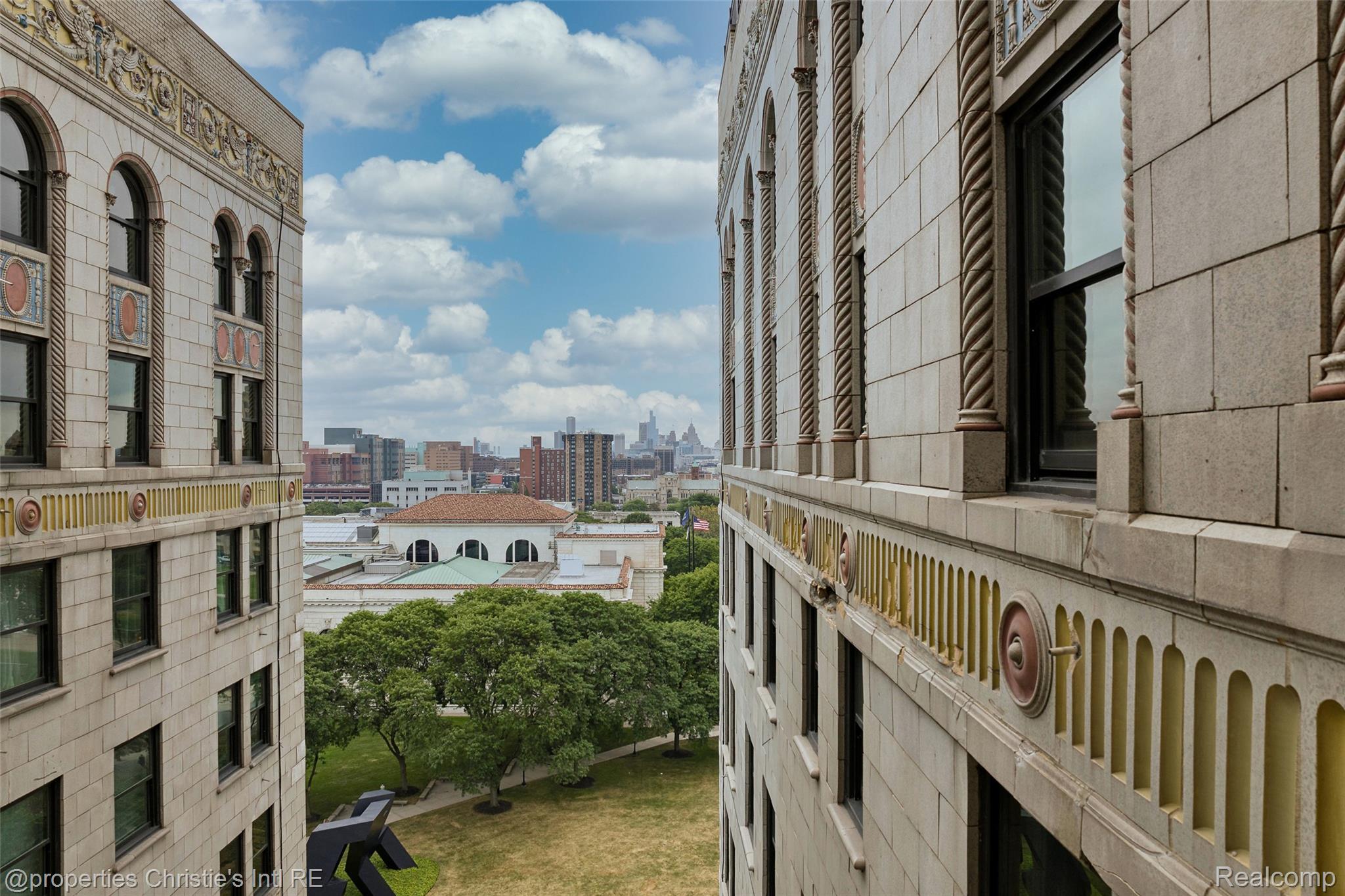 15 E Kirby Street Unit: 1107