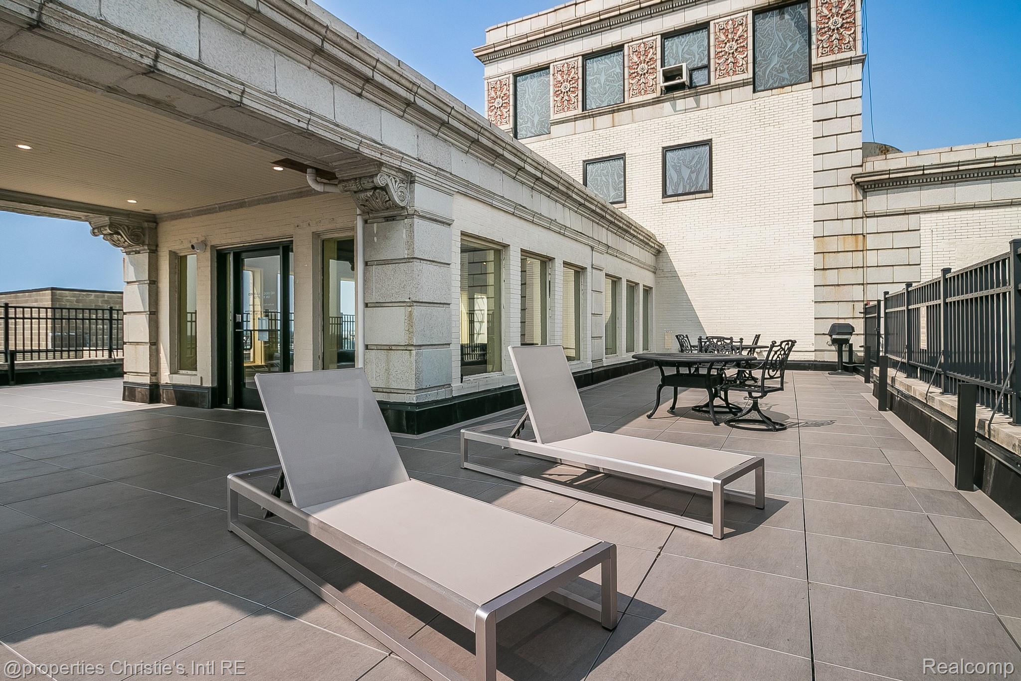15 E Kirby Street Unit: 1107