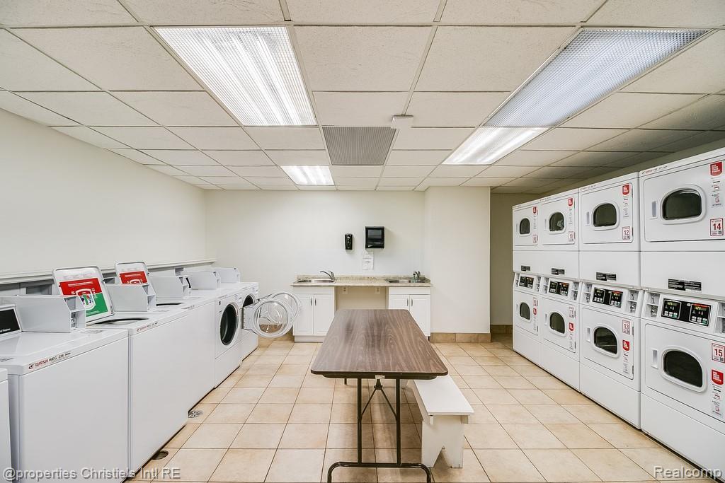 15 E Kirby Street Unit: 1107