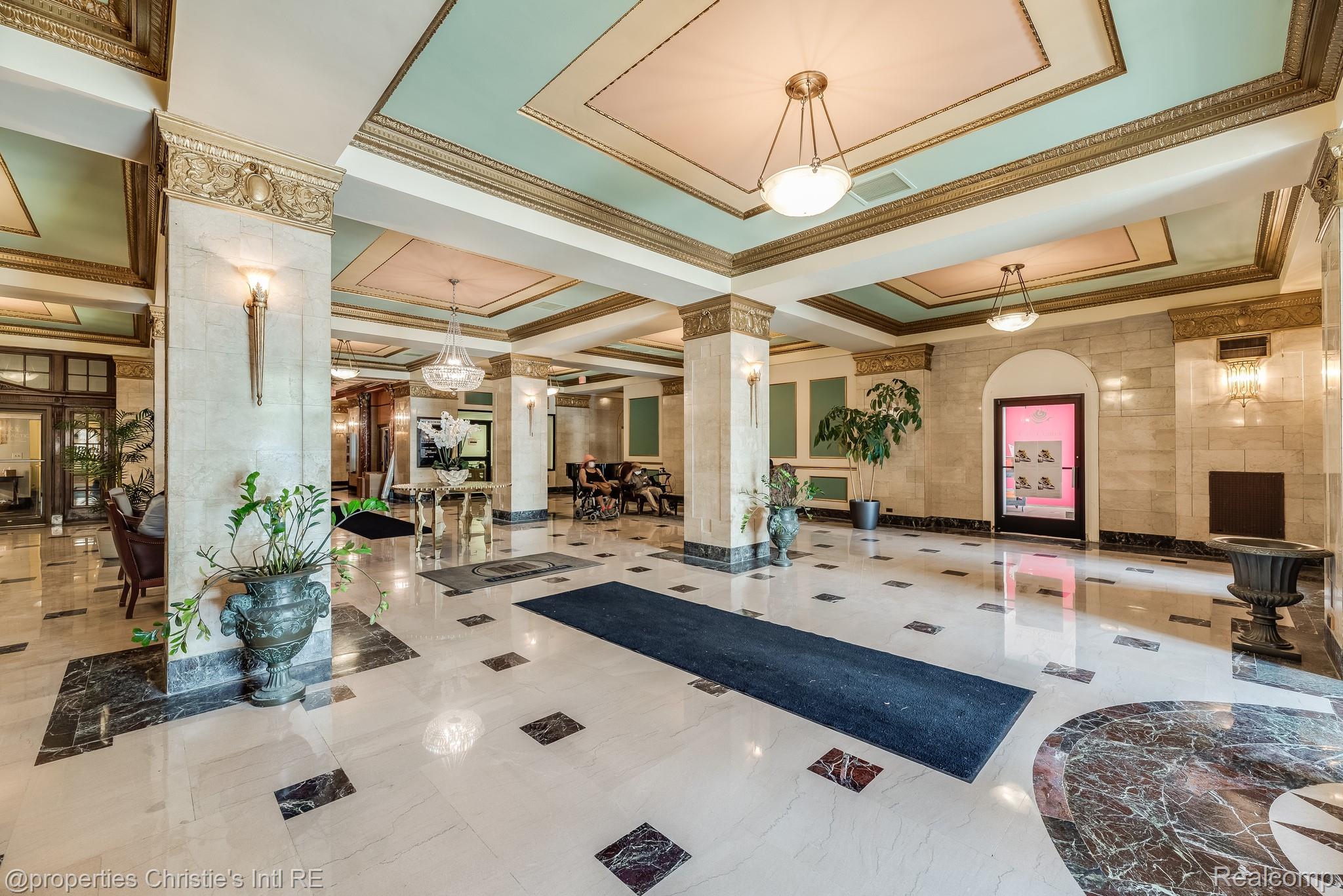 15 E Kirby Street Unit: 317