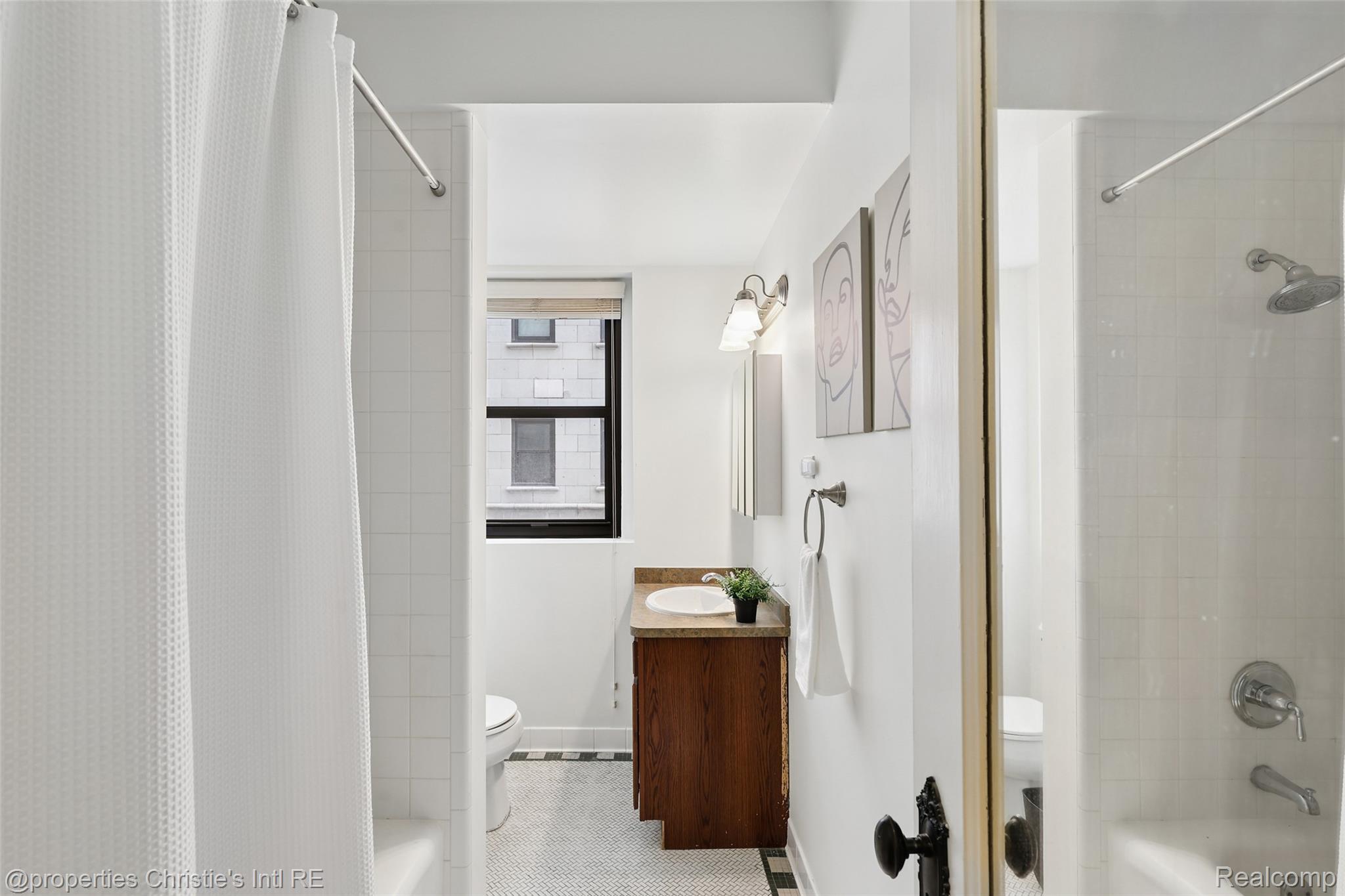15 E Kirby Street Unit: 317