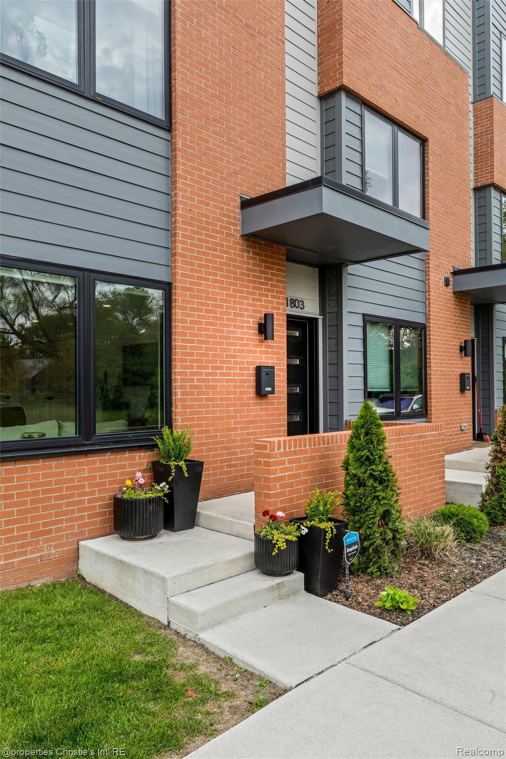 1803 Perry Street Unit: 9