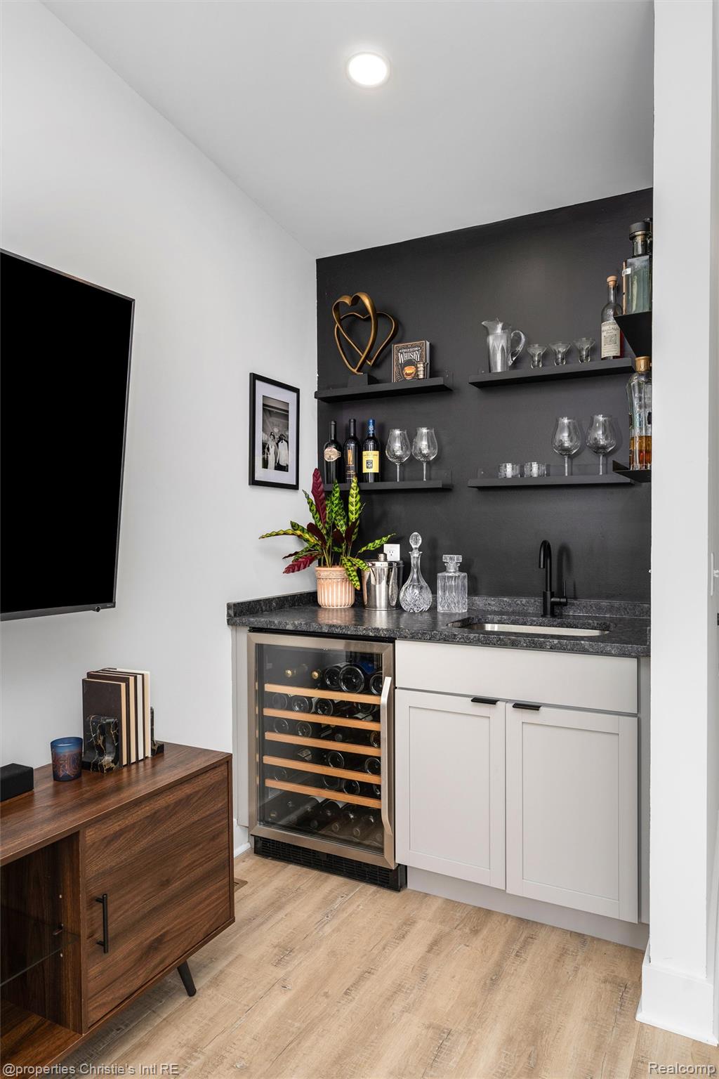1803 Perry Street Unit: 9