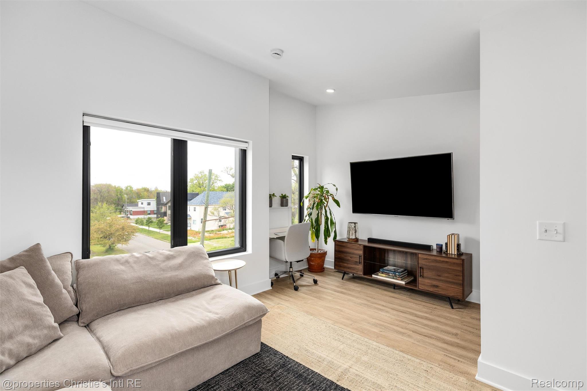 1803 Perry Street Unit: 9
