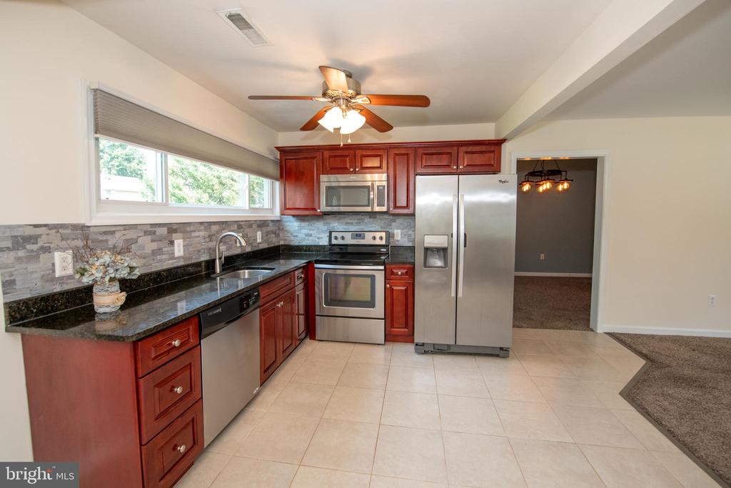 31 ROUNDWOOD LANE