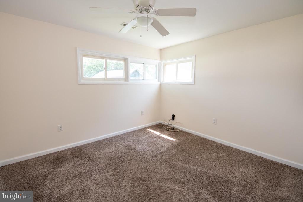 31 ROUNDWOOD LANE
