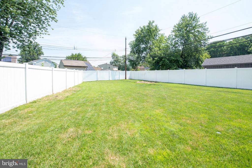 31 ROUNDWOOD LANE