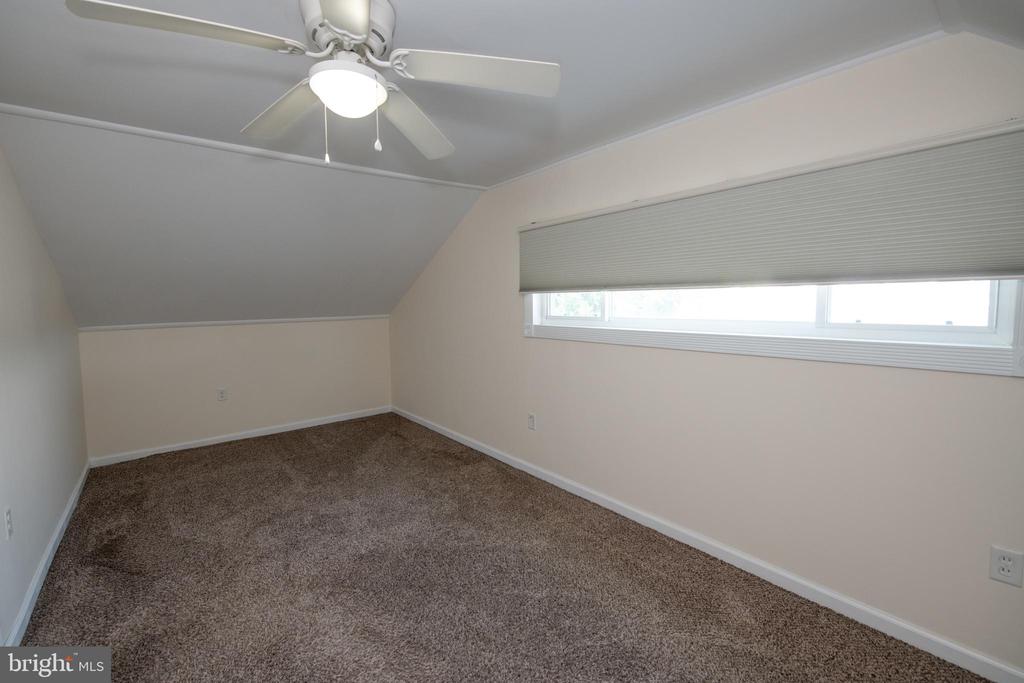 31 ROUNDWOOD LANE