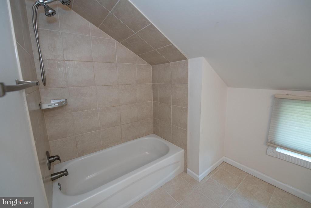 31 ROUNDWOOD LANE